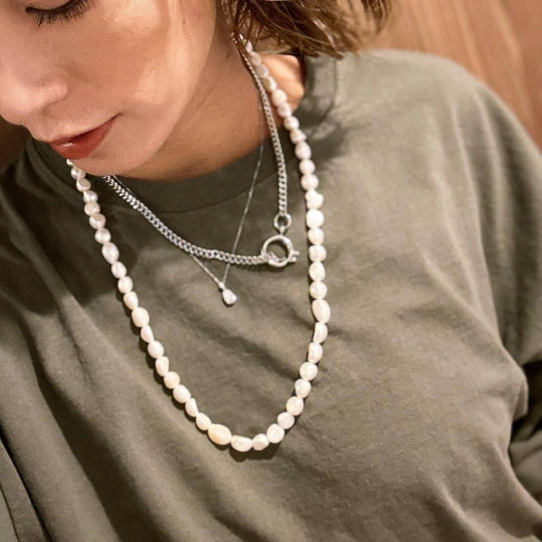 のインスタグラム：「カーキ×シルバー×パール×ダイヤ。 無地Tに重ねてく。  #シルバーネックレス #パールネックレス @lohmejewelry」