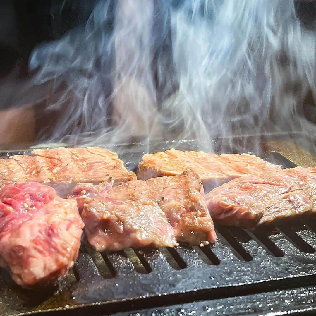 田辺晋太郎さんのインスタグラム写真 - (田辺晋太郎Instagram)「【ホルモン人生タロちゃん 中野本店 2周年記念祭開催します！！】  来る10/26（木） 27（金）の二日間 #ホルモン人生タロちゃん #中野 本店の2周年を記念いたしまして大感謝祭を行います！！  一例としまして  優勝レバ焼き 390円！ #和牛タン 盛  1829円！！ 和牛 #ハラミ・#サガリ 盛  2929円！！！  更に塩の正肉、ホルモンDynamics、タレの正肉を盛り合わせた看板メニューのタロちゃん盛が超お得な  2929円！！！  但し、全てご予約のお客様に限ります。  この2日は私 #肉マイスター #田辺晋太郎 もお店におりますので是非ご予約の上お越しくださいませ！  ご予約は私にDMかお店に直接お電話でも食べログからでも大丈夫です！  皆様のお越しを心よりお待ちしておりますm(_ _)m  #焼肉 #和牛 #yakiniku #wagyu #english #tokyo #restaurant」10月19日 15時32分 - meat_meister_tanabe_shintaro