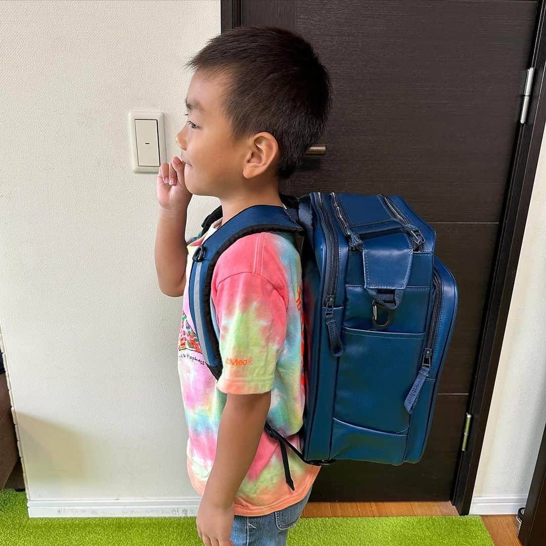 せんももあいしーのインスタグラム：「てーぼーちゃんのランドセル買いました🎒 安くて軽くてイイ感じ♪ 本人も気に入ってます😊」