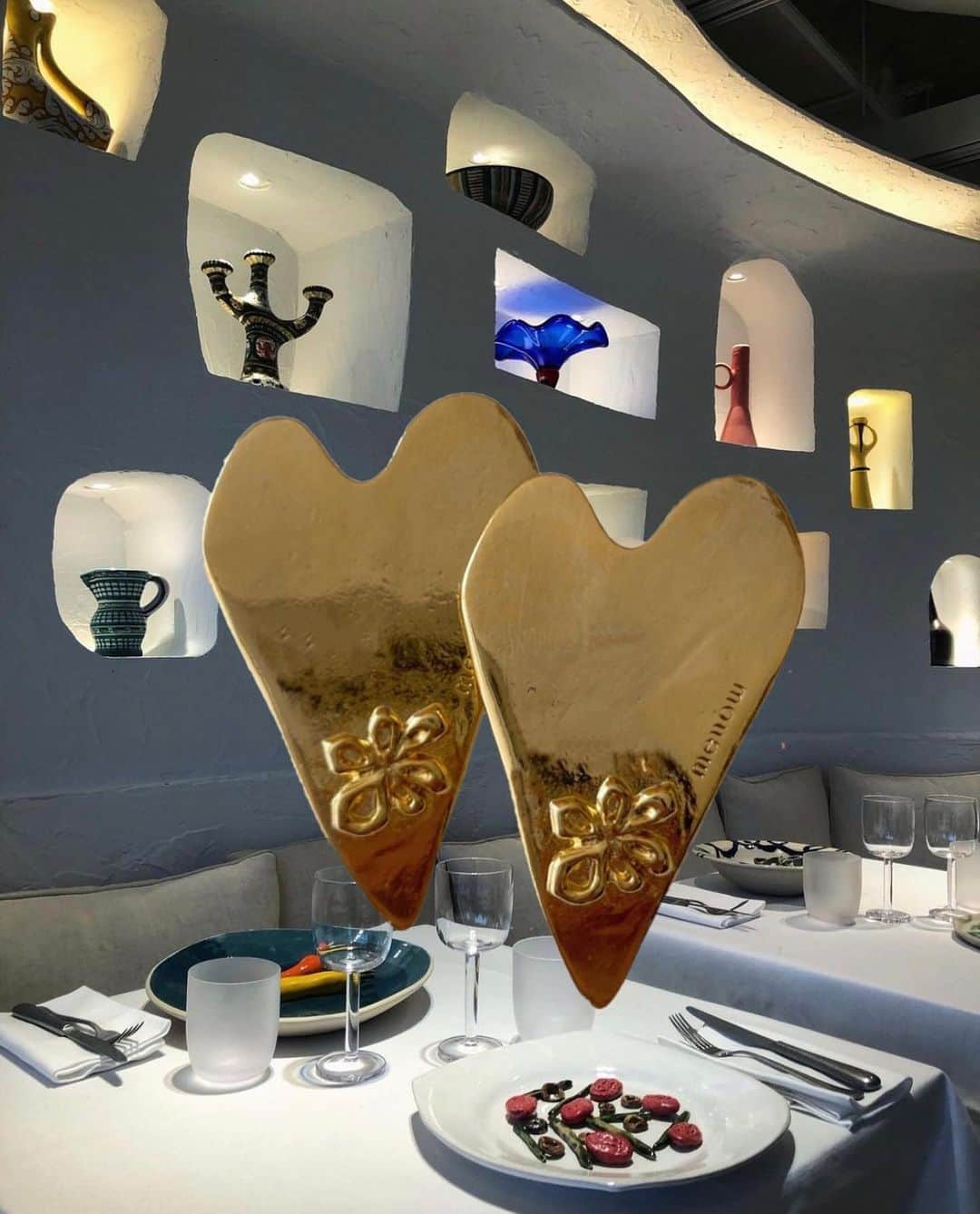 芽朗のインスタグラム：「heart  doodle earrings 🤍.  今週日曜日(22日23:59分)迄先行受注を行っております。 デザインは勿論、着用や裏側のディテールにも細心の心掛けで仕上げました。  先日見返していた、旅した時に撮った色々な国での思い出に 合わせて😎  着用写真は最後にございます。 潔いサイズ感や形のハートは甘すぎず、気持ち良く耳元を 飾ってくれて本当にお気に入り。  #mellowfukushima #heart #trip #earrings」