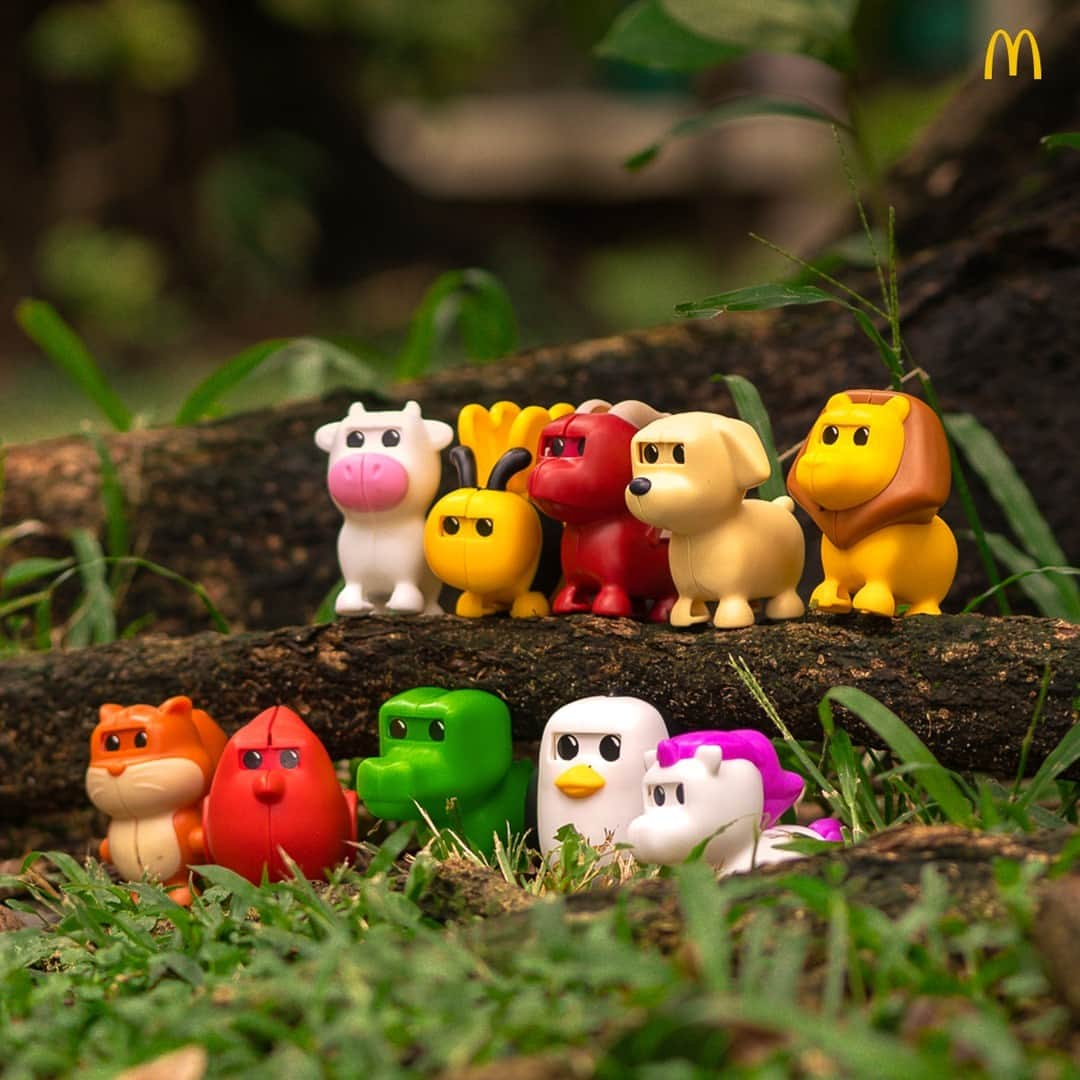 McDonald's Philippinesのインスタグラム：「Family bonding just got cuter 🥹 Ready na ata kayo mag-Adopt Me eh! Give a pet a home and order a Happy Meal via McDelivery now!」