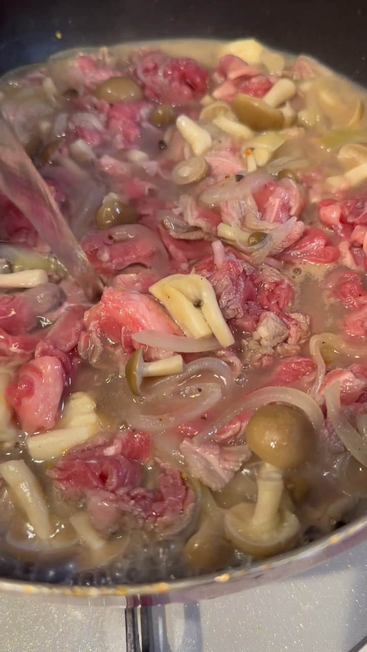 のインスタグラム：「ハヤシライスがなかなか登場しない家だったので、 させてみたら綺麗に完食されて嬉しかった💛  #ただのハヤシライス #西山食堂  玉ねぎしめじはバターで炒めて、 トマトジュースでリコピン足して、 最後に生クリームをたらりん。 したことはそれぐらい🫠  あ、アクはしつこく取りました😶‍🌫️」