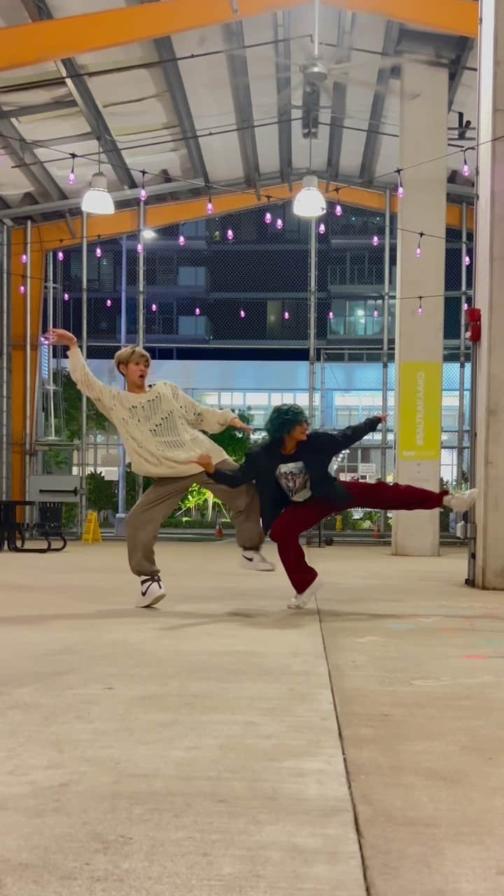 高澤笑大郎のインスタグラム：「(Part One) Just dancing, grooving & having fun! (Idk whats going on w/ IG, but had trouble posting whole video🤷🏽‍♂️.)  Keep a look out for Part Two - posting tomorrow!   #dance #dancing #choreography #freestyle #crossingrain #boygroup #Hawaii #Waianae #Japan」