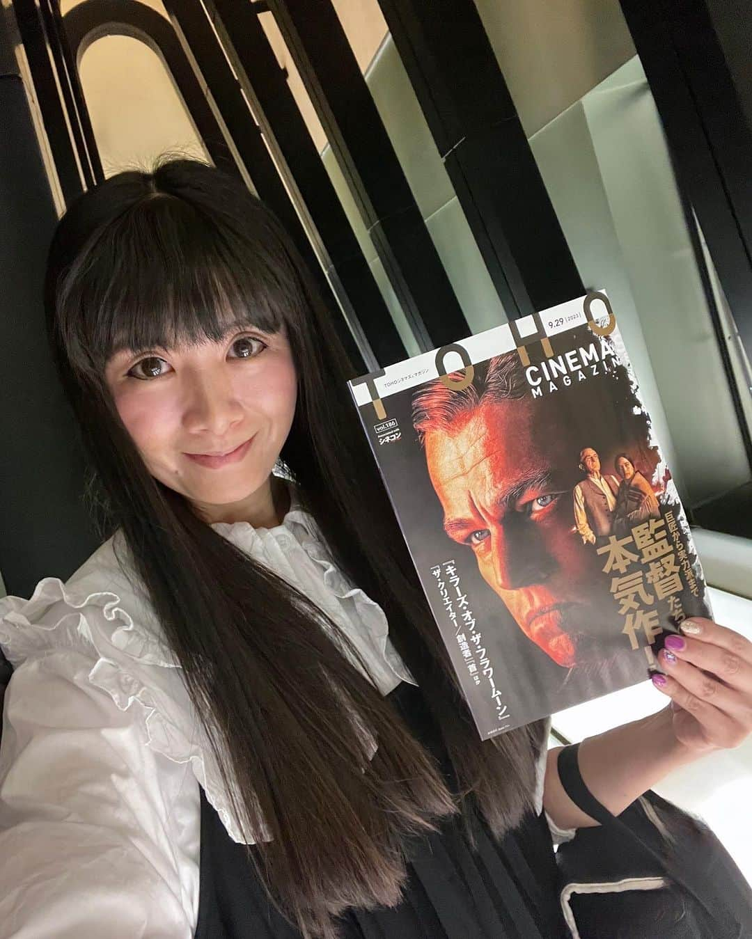 外村美姫さんのインスタグラム写真 - (外村美姫Instagram)「10/20公開キラーズ・オブ・ザ・フラワームーン(Killers of the Flower Moon)の試写会へ。東和ピクチャーズ様から試写会にご招待頂きました。  3時間26分上映時間、長いだろうと思ったら、目が離せず、あっという間でした。色々考えさせられる内容でしたが、珍しく「ダメ男」を演じたレオナルド・ディカプリオと、80歳にして「怖い男」を演じたロバート・デ・ニーロの迫力に圧倒されました。アメリカでも最近までこの事件にふれることがタブー視されていた、そんな実話を基にした貴重な今話題の作品です。マーティン・スコセッシ監督さすが。これは映画館で見たい映画ですね。   余談ですが、ランダム配布だった番号、 キリ番をGETしたよーーー。  #PR #映画キラーズ #ディカプリオの怪演を語ろう #レオナルドディカプリオ #ロバートデニーロ #キラーズオブザフラワームーン #tohoシネマズ六本木ヒルズ #試写会 #映画 #movie #マーティンスコセッシ #KillersoftheFlowerMoon #外村美姫 #六本木 #シネマ #劇場」10月19日 15時41分 - mikitonomura