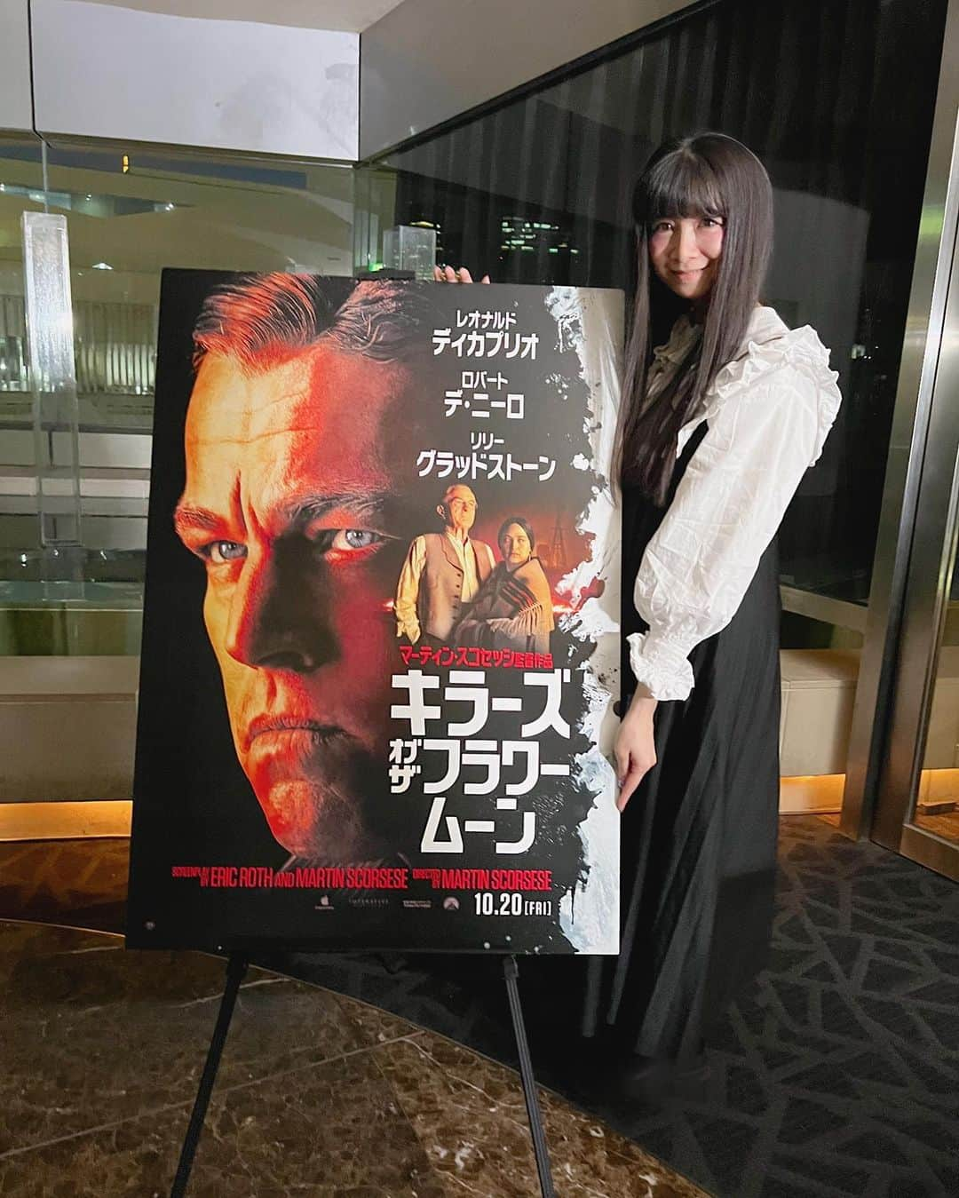 外村美姫さんのインスタグラム写真 - (外村美姫Instagram)「10/20公開キラーズ・オブ・ザ・フラワームーン(Killers of the Flower Moon)の試写会へ。東和ピクチャーズ様から試写会にご招待頂きました。  3時間26分上映時間、長いだろうと思ったら、目が離せず、あっという間でした。色々考えさせられる内容でしたが、珍しく「ダメ男」を演じたレオナルド・ディカプリオと、80歳にして「怖い男」を演じたロバート・デ・ニーロの迫力に圧倒されました。アメリカでも最近までこの事件にふれることがタブー視されていた、そんな実話を基にした貴重な今話題の作品です。マーティン・スコセッシ監督さすが。これは映画館で見たい映画ですね。   余談ですが、ランダム配布だった番号、 キリ番をGETしたよーーー。  #PR #映画キラーズ #ディカプリオの怪演を語ろう #レオナルドディカプリオ #ロバートデニーロ #キラーズオブザフラワームーン #tohoシネマズ六本木ヒルズ #試写会 #映画 #movie #マーティンスコセッシ #KillersoftheFlowerMoon #外村美姫 #六本木 #シネマ #劇場」10月19日 15時41分 - mikitonomura