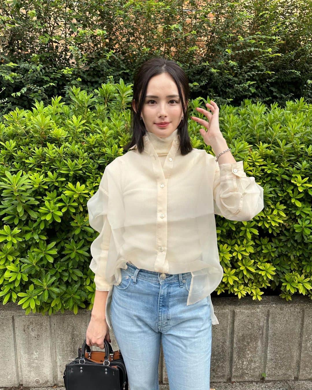 くるみのインスタグラム：「👕 @miroile  👖 @yanuk 🧳 @coach_japan  毎日あったかいのか、さむいのか、わからない🤣 #miroire #pr」