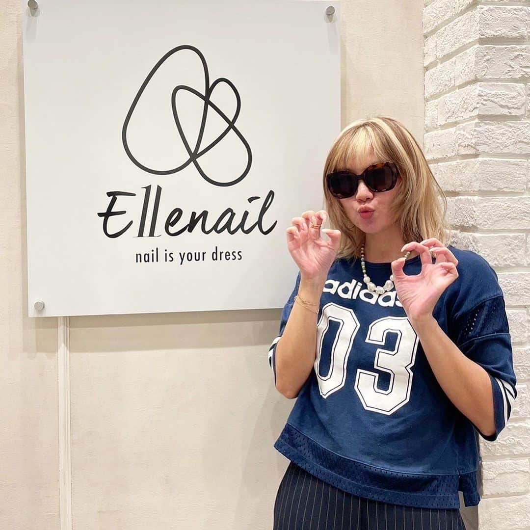 esNAILのインスタグラム：「えりかさん @erica_hashimoto  いつもありがとうございます🩷 ・ キラキラステッカー💅✨✨ フットはギラギラフラッシュ📸 ・ ・ 公式Instagramに掲載されているデザインのチップをご購入いただけます💅 チップサイズと形のカスタマイズが可能です✨  オープンキャンペーン価格  定価11,000円⇨7,700円（税込）  ☆セット内容☆ ・オーダーチップ ・チップケース （ケースデザインは変更される場合がございます) ・両面テープ ・ミニエメリーボート（微調整用）  詳細はTOPのストーリーから DoHERMO Online Storeでご確認下さい❤︎  @ellenail_shibuya @ellenail_shinjuku  @esnail_kichijoji  @esnail_omiya  @esnail_nagoya  @ellenail_osaka  #nail#nails#nailart#naildesign#esnail#ellenail_shibuya#gelnail#ネイル#ジェルネイル#elleネイル#esネイル#ネイルデザイン#美甲#네일아트 #tokyo#shibuya#newnail#ネイルチップ#ネイルチップ通販#オーダーチップ#オーダーチップ販売」