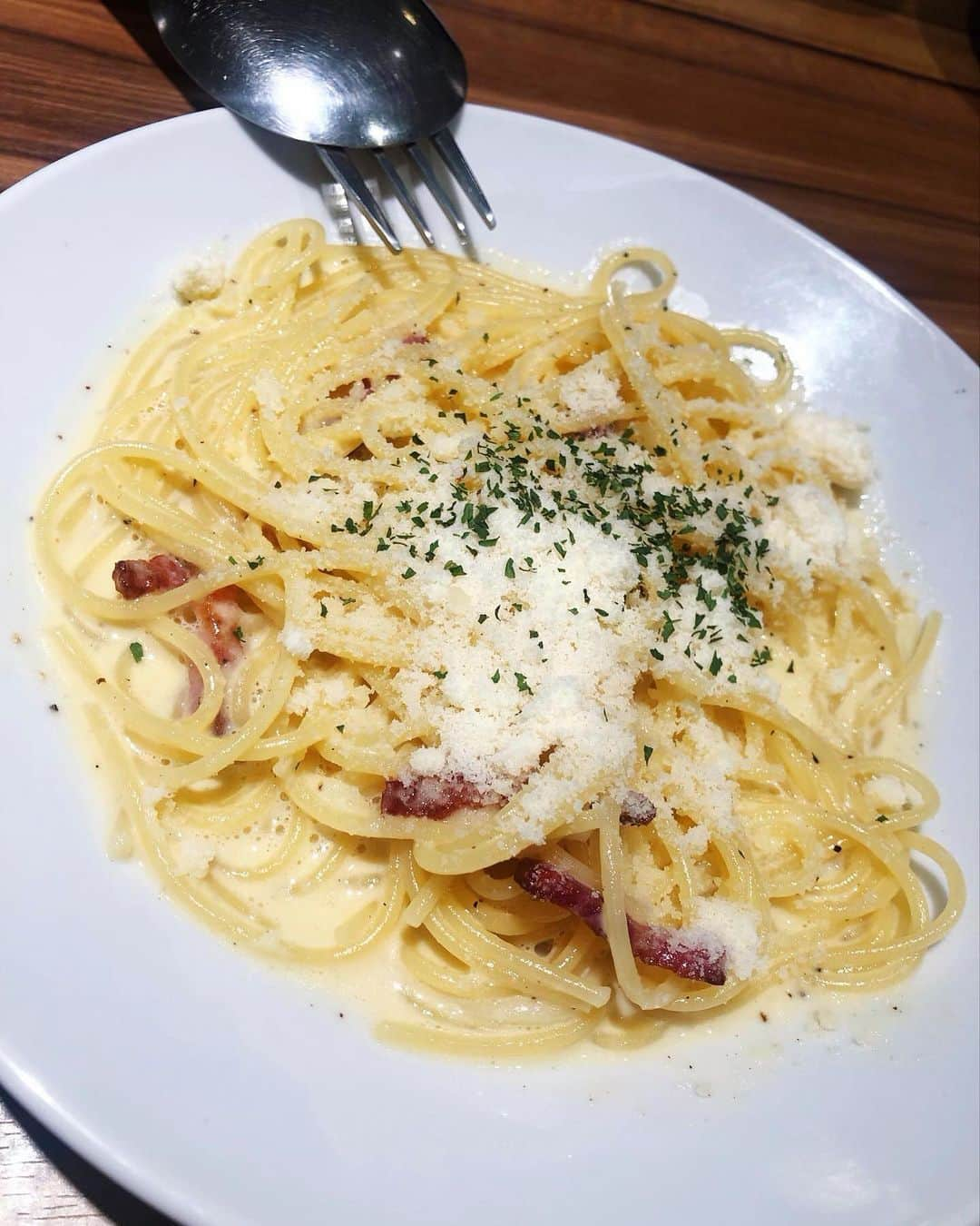 紺野ミクさんのインスタグラム写真 - (紺野ミクInstagram)「東京駅でランチデートなんてどう？🥰💝  Let's go on a lunch date at Tokyo Station🗼😍🍽 . . 自由が丘で創業25年❣️ スペアリブとアップルパイアラモードが自慢のカジュアルイタリアン ✨【SHUTTERS (シャッターズ)】(@shutters.ys )さんでランチしてきたよん🍽💕  東京駅1階 GRANSTA八重北食堂内にある可愛いお店です😚  今回はスタンダードコースを注文💓 看板メニューのスペアリブは北海道産で、驚くほどの柔らかさ😳ホロッホロで正直切る必要ないくらい✨口の中でもすぐにとろけちゃう❣️美味しい～♡  パスタはカルボナーラにしました🍝チーズの味が濃厚で最高☺️  デザートのアップルパイは、温かいサックサクのパイ生地の上に冷たいバニラアイスとソースがトッピングされていてたまらん🤤ラズベリーソースにした🍓💕  東京駅でのランチやディナーでぜひ行ってみてね～🥳  📍東京都千代田区丸の内1－9－1東京駅構内（1階）GRANSTA八重北食堂 . . . PR @shutters.ys #シャッターズ #アップルパイアラモード #カジュアルイタリアン #丸の内グルメ #丸の内ランチ #丸の内カフェ #丸の内イタリアン #shutters #スペアリブ  #東京駅デート  #ランチデート」10月19日 15時46分 - konnomiku