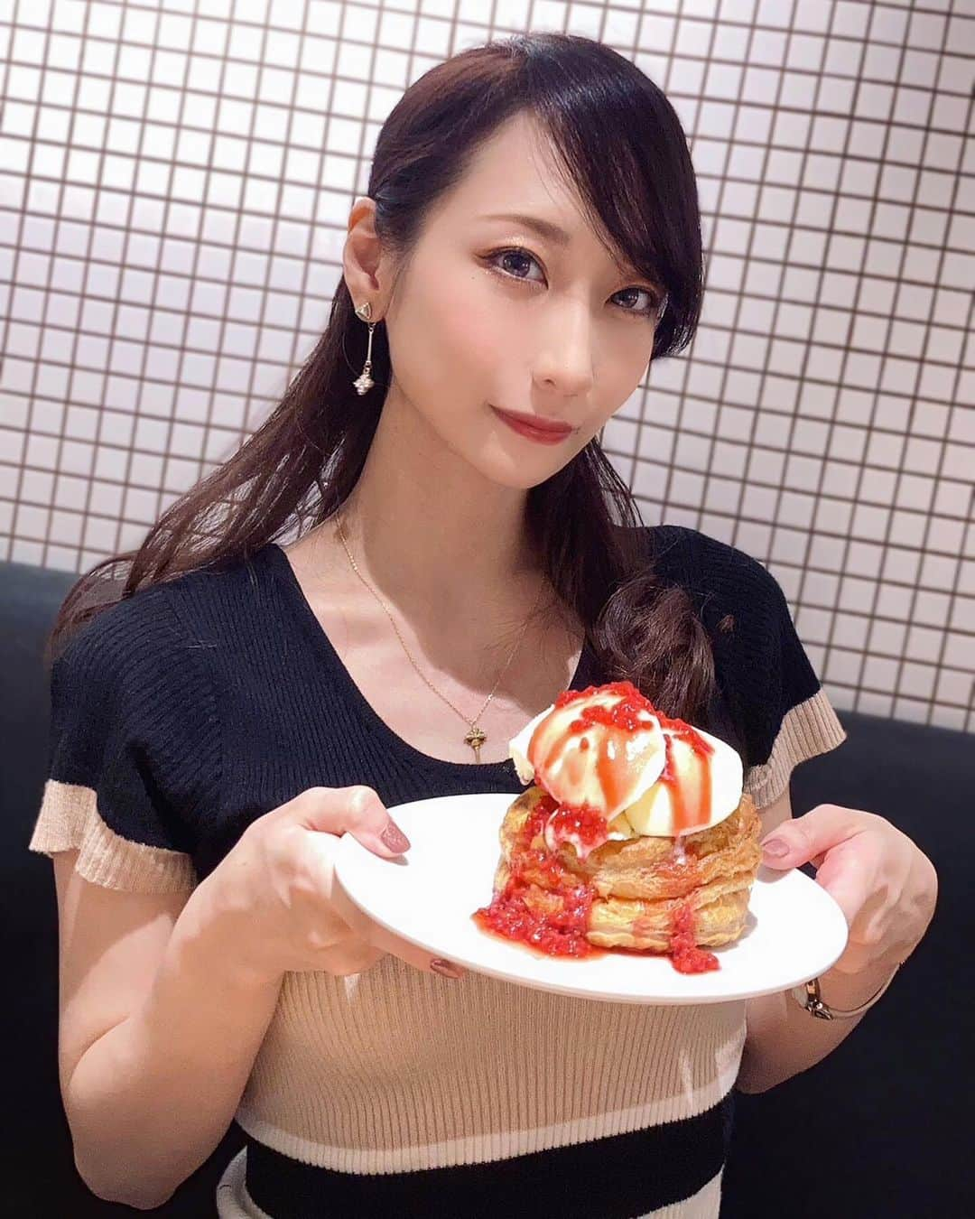 紺野ミクのインスタグラム：「東京駅でランチデートなんてどう？🥰💝  Let's go on a lunch date at Tokyo Station🗼😍🍽 . . 自由が丘で創業25年❣️ スペアリブとアップルパイアラモードが自慢のカジュアルイタリアン ✨【SHUTTERS (シャッターズ)】(@shutters.ys )さんでランチしてきたよん🍽💕  東京駅1階 GRANSTA八重北食堂内にある可愛いお店です😚  今回はスタンダードコースを注文💓 看板メニューのスペアリブは北海道産で、驚くほどの柔らかさ😳ホロッホロで正直切る必要ないくらい✨口の中でもすぐにとろけちゃう❣️美味しい～♡  パスタはカルボナーラにしました🍝チーズの味が濃厚で最高☺️  デザートのアップルパイは、温かいサックサクのパイ生地の上に冷たいバニラアイスとソースがトッピングされていてたまらん🤤ラズベリーソースにした🍓💕  東京駅でのランチやディナーでぜひ行ってみてね～🥳  📍東京都千代田区丸の内1－9－1東京駅構内（1階）GRANSTA八重北食堂 . . . PR @shutters.ys #シャッターズ #アップルパイアラモード #カジュアルイタリアン #丸の内グルメ #丸の内ランチ #丸の内カフェ #丸の内イタリアン #shutters #スペアリブ  #東京駅デート  #ランチデート」