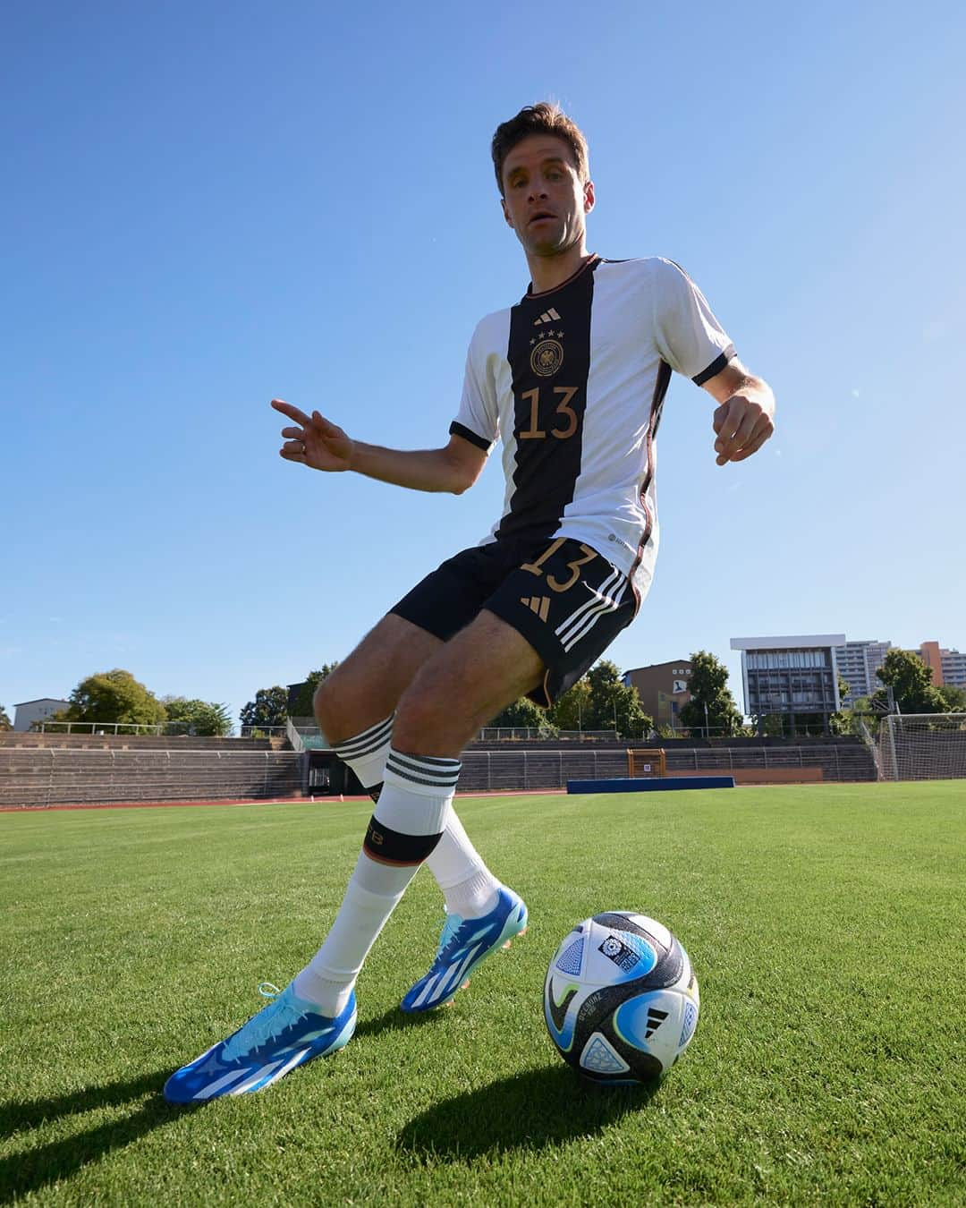 トーマス・ミュラーのインスタグラム：「Anzeige @adidasfootball  Achtung Blitzer 📸 Fast, faster, Crazyfast 🌬 Designt für Speed 😮 Blitzschnell ⚡ #xcrazyfast @adidas_de #esmuellert #createdwithadidas」