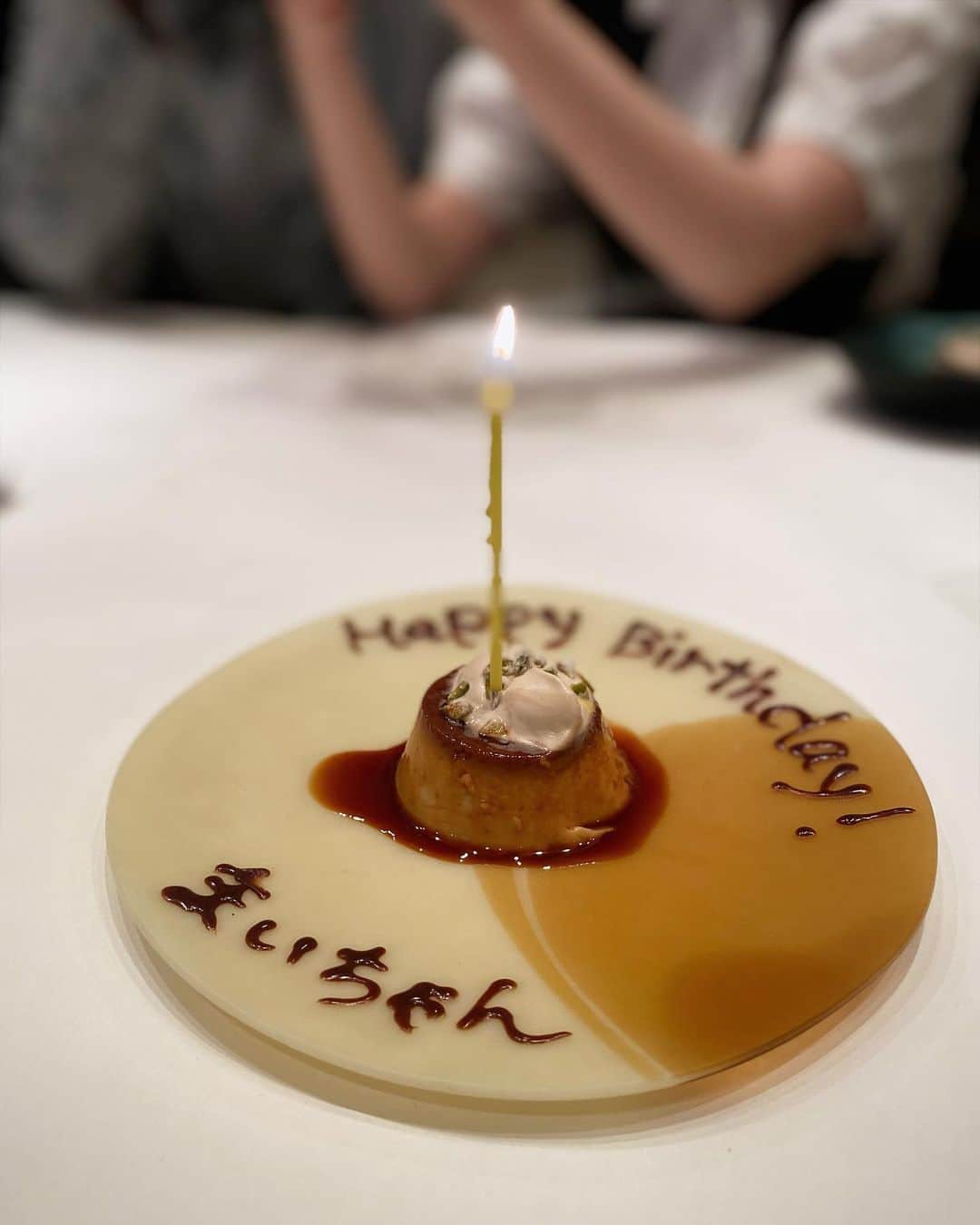 鬼辻麻衣のインスタグラム：「🧁  毎年お祝いしてくれてありがとう🥹 大好きな人たち😚💕💕  @s_a_y_a_p_i  @anriworld  @asakacha  @tucha_k」