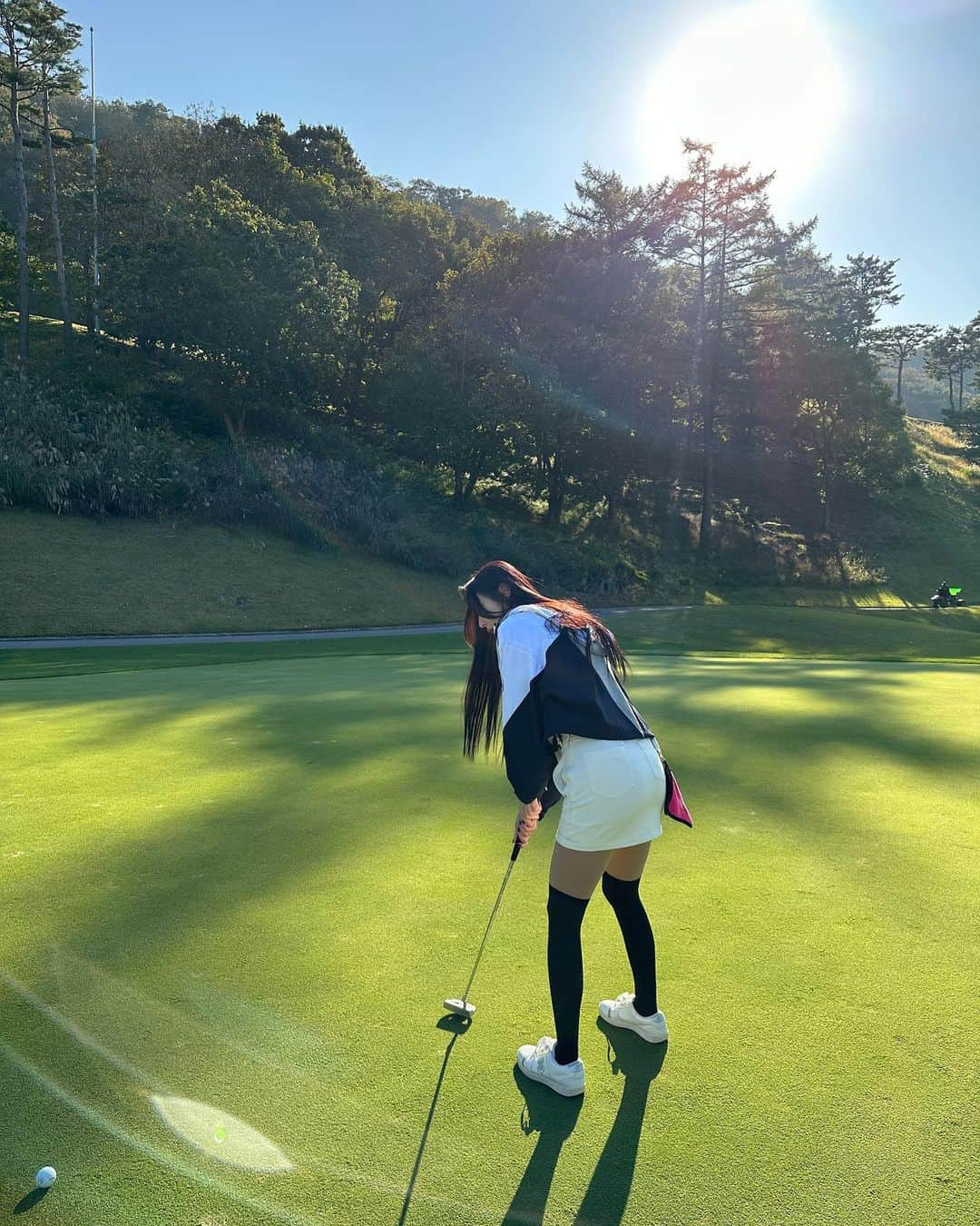 セリ のインスタグラム：「올해 첫 가을라운딩⛳️ 재미따 >< ㅎㅎㅎㅎ키킼  낮에는 날씨 딱 좋다가 점점 지나니 기온차 뚝 떨어져서 담에는 단디 챙겨 입구 나가야겠다고 다짐해따요 😏  #골프 #golf #해비치남양주cc #마틴골프」