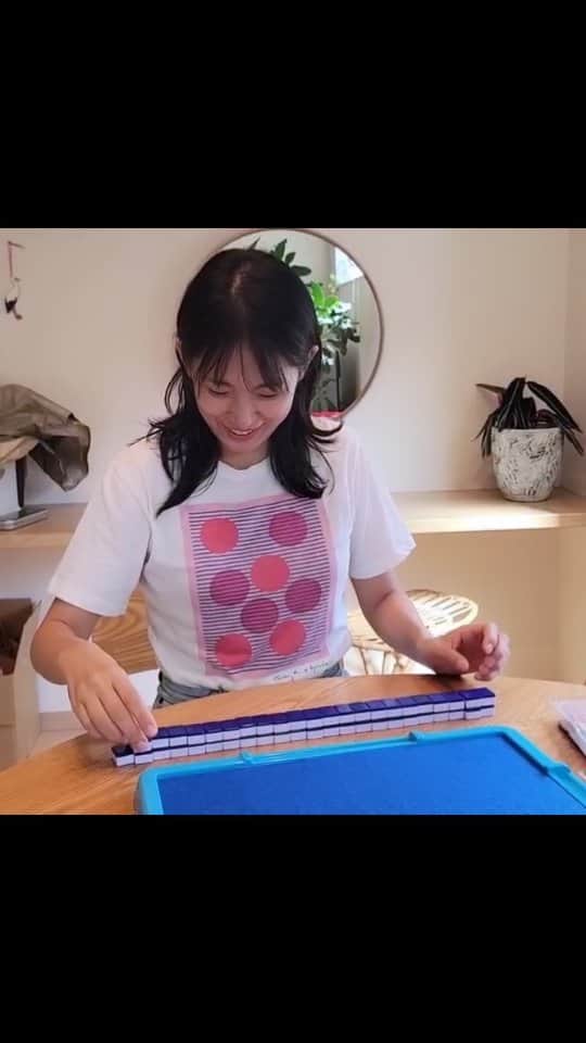 本仮屋リイナのインスタグラム：「明日11:50～放送の「ぽかぽか」(フジテレビ系列)に姉の本仮屋ユイカ　 @yuika_motokariya_official と出演します🐤🐤  夫が忙しく編集作業をしてる傍ら、ひたすら麻雀牌手積みをドンジャラで練習しました。 お時間合うかた、ご覧いただけたらうれしいです🎶  #生活感溢れまくリイナ」
