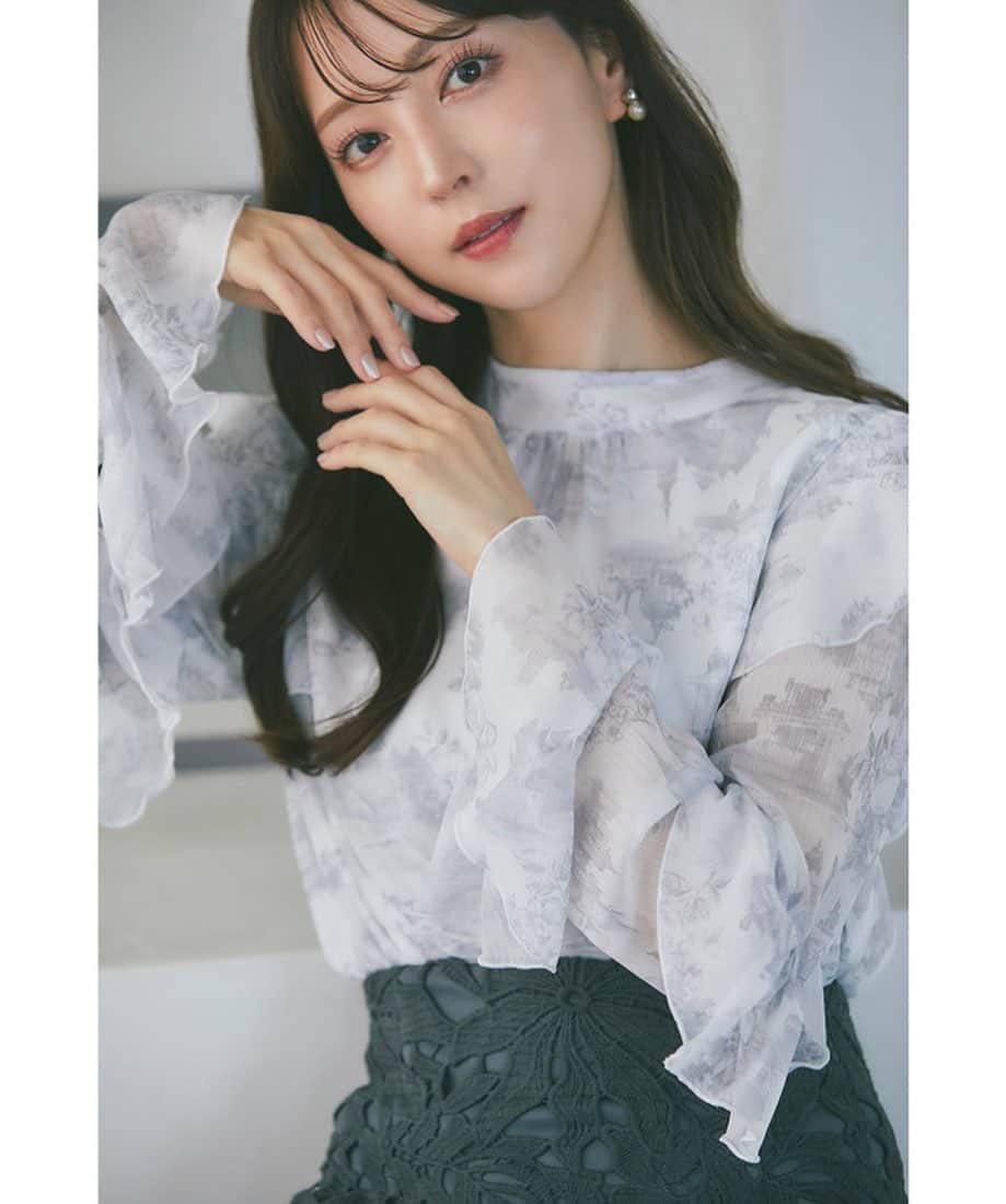 Fleur Fleurのインスタグラム：「超級有仙氣嘅上衣款🦋✨✨ 又係圖騰雪紡上衣 呢一件超級爆款🎈  完全唔使打底而且有秋天嘅感覺遲啲用嚟襯米白色灰色外套都好靚  今次有超多外套同埋下身揀 最爆嘅款式依然係外套款🔥🔥🔥  睇完直播快啲聯絡我哋📬✨✨ 好多客人入手啦 千祈唔好錯過今次直播送出嘅直播優🥰🎀 WhatsApp查詢熱線：5572 9458 銅鑼灣門市：恩平道52號2樓A室 所有日本trip item都需要訂購㗎！」