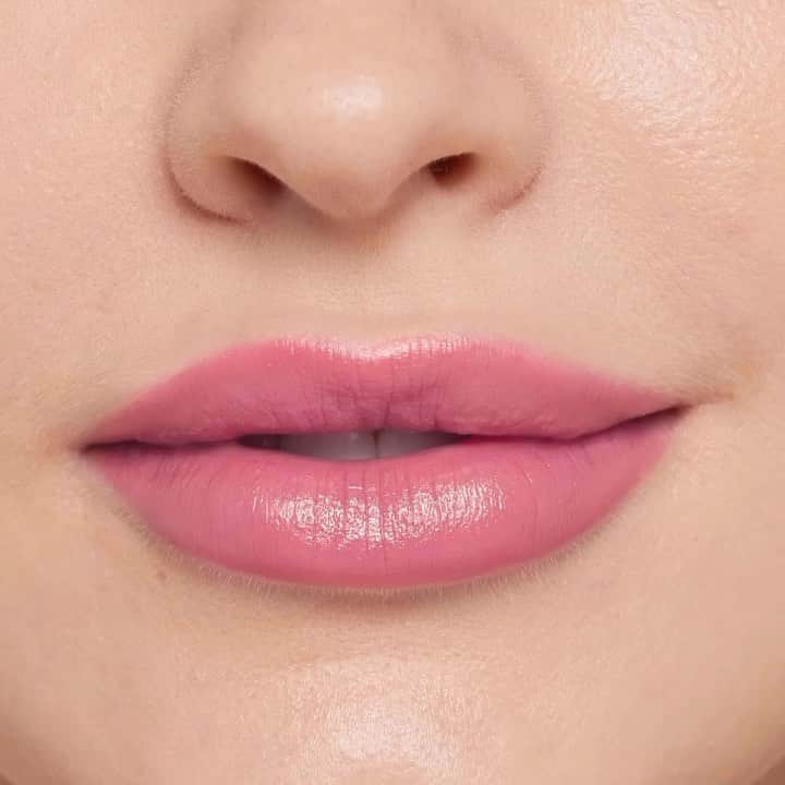 ジェーン・アイルデールのインスタグラム：「新商品をご紹介✨ 💄ColorLuxe Hydrating Cream Lipstick 💄  秋のリップ、どっぷり鮮やかに、 たっぷりうるおいを。  ライトなつけ心地、なのにリッチ。 インパクトある色味、なのにクリーミィでサテンのような仕上がり。 異次元の超うるおいリップスティックの登場です。  🥥ココア種子バター・・・抗酸化力に優れ、唇を保護し、うるおいを与えます。 🌺ヒメマツバボタンエキス・・・オメガ3脂肪酸を豊富に含み、コラーゲンの生成をサポート。ボリュームとハリを与えます。 🌻ヒマワリ種子オイル ・・・ビタミンEを豊富に含み 、唇を環境ダメージから保 護 し栄養を与えるとともに 、保水力を高めます。  ジェーンアイルデールのメイクアップとスキンケア製品は、パラベン、タルク、フタル酸エステル、合成香料、遺伝子組み換え原料を使用していません。  📍詳細はプロフィール欄のURLから @janeiredale_japan   ＊＊＊＊＊＊＊＊＊＊＊＊＊＊＊＊＊  #janeiredale  #ジェーンアイルデール #クリーンビューティ #スキンケアメイクアップ #ミネラルコスメ #オーガニックコスメ #ナチュラルコスメ #メイクアップアーティスト #デパコス #ナチュラルメイク #メイクアップ #ミネラルメイク #限定キット #日焼け止め#MRiBeauty #紫外線防止 #夏新作 #コスメ紹介 #メイク #makeup #ZOZOCOSME #ゾゾコスメ #コスメ #COSME #コスメ好きさんと繋がりたい #メイクアップ #ZOZOTOWN #ゾゾタウン #美肌成分 #crueltyfree #beauty」