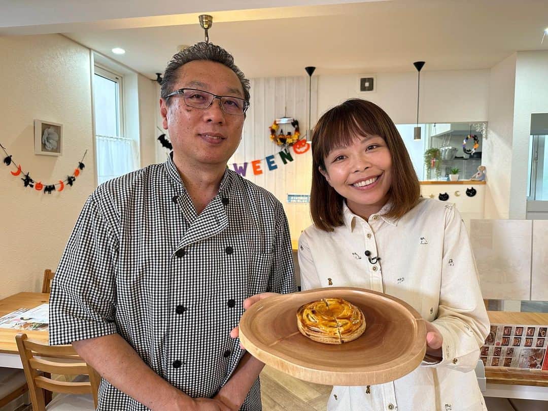 高坂友衣のインスタグラム：「. ハレのちあした 今週のハレのちおやつは 青森市のナチュールカフェ @nature.cafe.aomori から。  先日登場した、 プレミアムアップルプリンパイ。 サックサクのパイ生地の中に、食感の違う2種類のりんご、真ん中にはプリンがどん！ おっきいのに美味しいからペロリと食べ切っちゃいました😋  生プリンにクロワッサンにパンケーキにパスタにアップルプリンパイ！ ナチュールカフェ、食べたいものが沢山ある☺️」