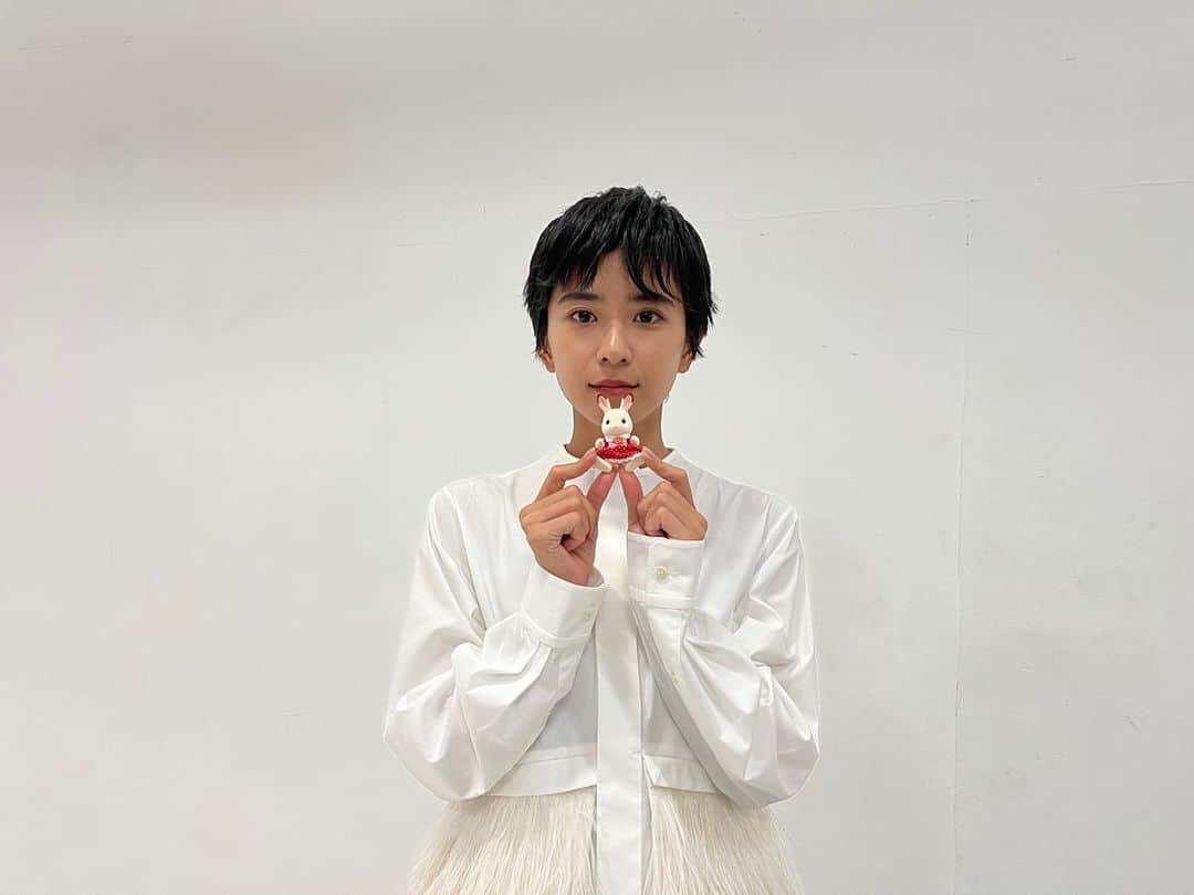 黒島結菜マネージャーのインスタグラム：「⁡ ⁡ みなさま、こんにちは！　 ⁡ お知らせです🍁 ⁡ 🤯NTV「ニッポン人の頭の中」 10月21日(土)10:30〜11:25 ⁡ ⁡ 写真は取材の時のです、真顔 ☺︎ フレアちゃんと共に🐰」