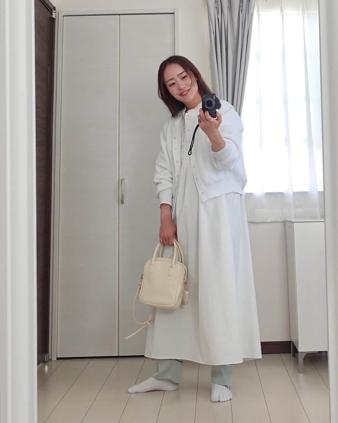 sayumi katoさんのインスタグラム写真 - (sayumi katoInstagram)「中華街 食べ歩きコーデ 🐼🎋 裾のデザインがパジャマみたいなつるんとした可愛いパンツが主役！ このパンツを穿きたくて組んだコーデ🌿 ⁡ ⁡ ジュエリーはあえて色は使わずシックに。 パジャマにならないように←、ピリッとした雰囲気でまとめました⛓️👌🏻 ⁡ ⁡ ⁡ @umejewelry_official  #jewerly_ume#ÜME#ユーミー#ジュエリー#天然石リング#天然石ジュエリー#ママコーデ#大人カジュアル#シンプルコーデ#18金ネックレス#ゴールドリング#10金イヤーカフ」10月19日 19時00分 - say_ume