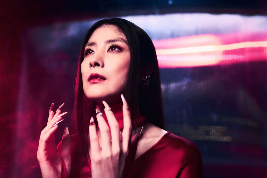 ケリー・チャン（Kelly Chen）さんのインスタグラム写真 - (ケリー・チャン（Kelly Chen）Instagram)「~☔️世事常多障礙 獨這感情不出意外🔥  未睇MV嘅快啲㩒呢到🔗：https://youtu.be/HiiHKq4Jrcs  亦可於各大平台收聽🎧：https://umhk.lnk.to/Season2FA  #陳慧琳 #KellyChen #Season2 #SeasonTwo」10月19日 16時15分 - kellychenwailam