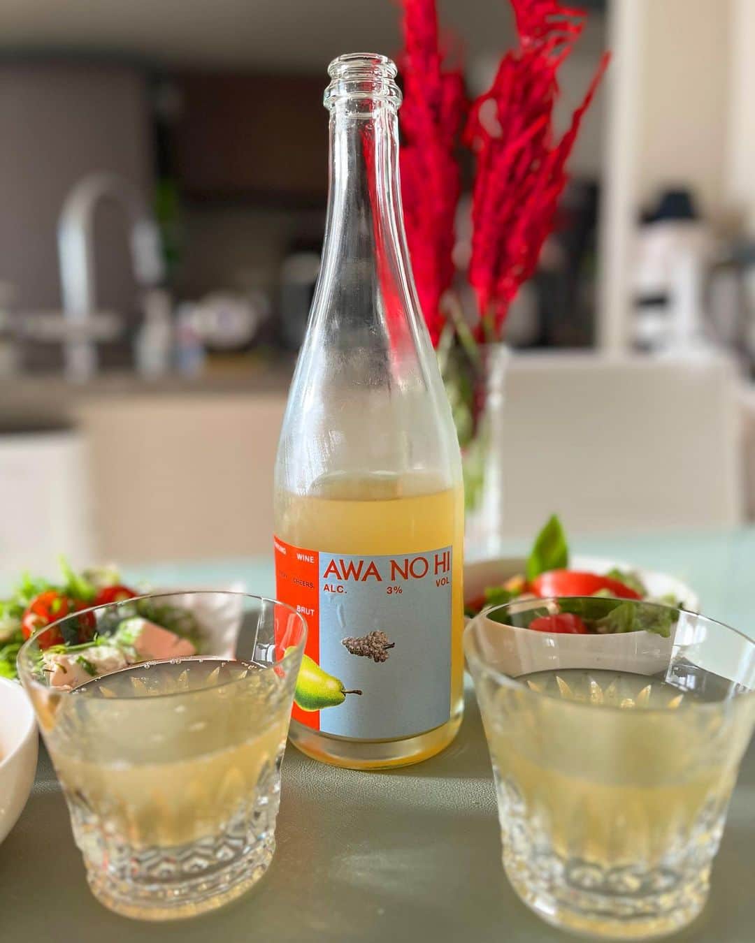 AriizumiEmaのインスタグラム：「待ってました！アルコール度数が低い美味しいスパークリングワインキラキラ🍾 私、スパークリングが大好きなのですが、アルコール度数が高めななが気になる所だったので、こんな低アルコールのスパークリングが発売されて、嬉しい！  AWANOHIは、洋梨の果汁をメインに、フルーティーで上品な香りの低アルコールフルーツスパークリング🥭  甘すぎないお酒が好きなので、こちらは甘すぎず、すっきり💓 どんなお料理とも合います😊 これからの季節沢山楽しめそうです🩷  ・ @awanohi_  #awanohi #低アルコール #低アルコールスパークリング#スパークリングワイン#pr」