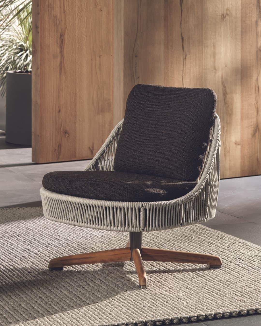 Minotti Londonのインスタグラム：「The elegant, airy lines of the Sendai family of seats, designed by duo @inodasveje, now evolve in their version for open-air spaces.  Sendai Cord Outdoor is the result of an upholstered volume, emptied and stylised through the skilful use of cord in the colours Ecru, Burgundy or Dark Brown: a transparent silhouette that allows the eye to catch a glimpse of the object and that, thanks to its light aesthetic, creates a harmonious contrast when combined with bulkier seating systems.  The 360° swivel base with return, a mechanism thoroughly tested for outdoor use, reflects the same stylistic principle as the indoor version, but in a natural teak finish.  Tap the link in our bio to discover the Sendai Cord Outdoor.  #sendai #minotti #minottilondon #inodasveje #interiordesign #design #madeinitaly #italianstyle #italianfurniture #luxuryfurniture #outdoorfurniture」