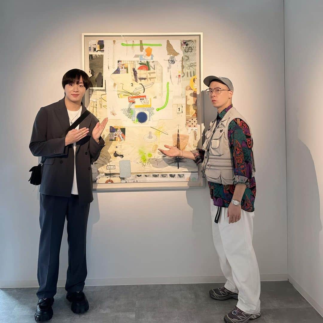 内海大輔のインスタグラム：「NAULさんの展示会へ行かせて頂きました。 韓国のレジェンドアーティストでありながら絵も描いておられておりめちゃくちゃ綺麗な空間でした。 音楽、絵に込められたメッセージに共感しかないです。  ここからは個人的なお話です。 人間的な欲望や感情や見える景色等が大衆音楽として歌われていて僕もそのような曲を作ったり歌ったりしています。 それは人間にとってわかりやすく共感を生むので流行となるものなんだと感じております。 素敵です。  僕はそこの部分とは別に生と死や命、徳、そして魂についてメッセージを込めた作品たちに影響や感動を受けるようになり同時に作りたいと感じるようになりました。 将来的にはそういう音楽やアートを描いていきたいですし今日改めてナオルさんの展示会を見させて頂きそう思いました。  それはもちろん大勢の人の幸せを願うためです。  僕の人生は不思議で思いも寄らない最高な出会いがたまに訪れます。 その一つがNAULさんでありまた親友のパクなんです。  奇跡だしついてるし何か意味があって使命があるんだよね。  素敵な展示会ありがとうございました。  ナオルさん是非ライブやって下さい🫢 韓国に観に行かせて頂きます🙏🏻  @rrace  @pakudayo  パクありがとう。  Naul Yoo / Fragile 전시회에 갔다. 멋진 공간이었습니다.  #naul#나얼」