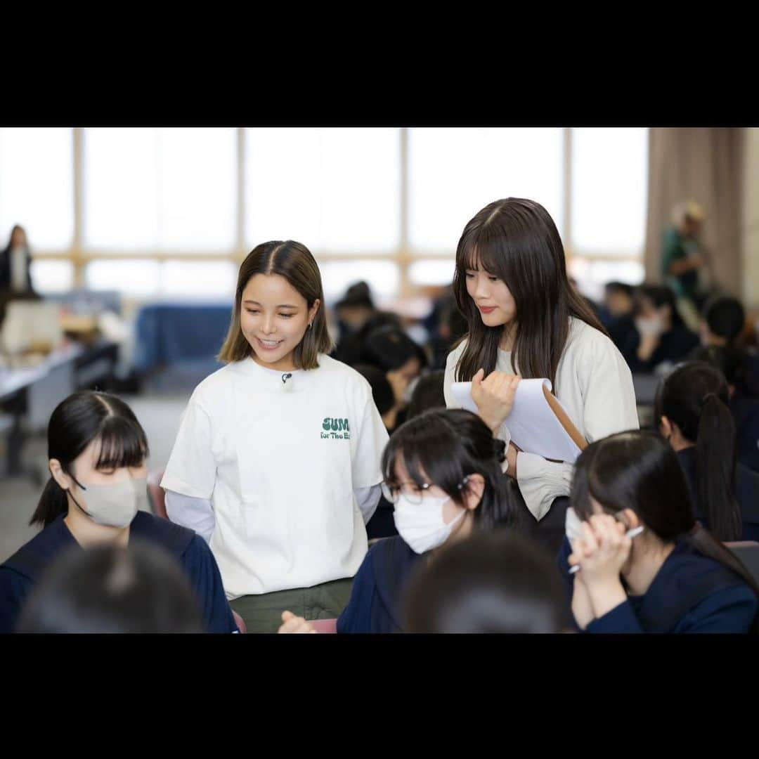 高梨沙羅さんのインスタグラム写真 - (高梨沙羅Instagram)「JUMP for The Earth project  第二回目の今回は札幌市内にある藤女子高等学校にお邪魔して、生徒の皆さんと交流させて頂きました。 皆さん意識が高く、短い時間ではありましたが 1月のW杯へ向けての環境に配慮したアイデアを沢山頂くことができました。 生徒の皆さんからのご意見はとてもリアルでイメージしやすく、今すぐにでも実施したいものばかりでとても刺激になりました。 冬のW杯でどこまで実施できるのか今からとても楽しみです！  藤女子高等学校の皆さま、 貴重なお時間をありがとうございました！  #JFTEPROJECT」10月19日 16時21分 - sara.takanashi