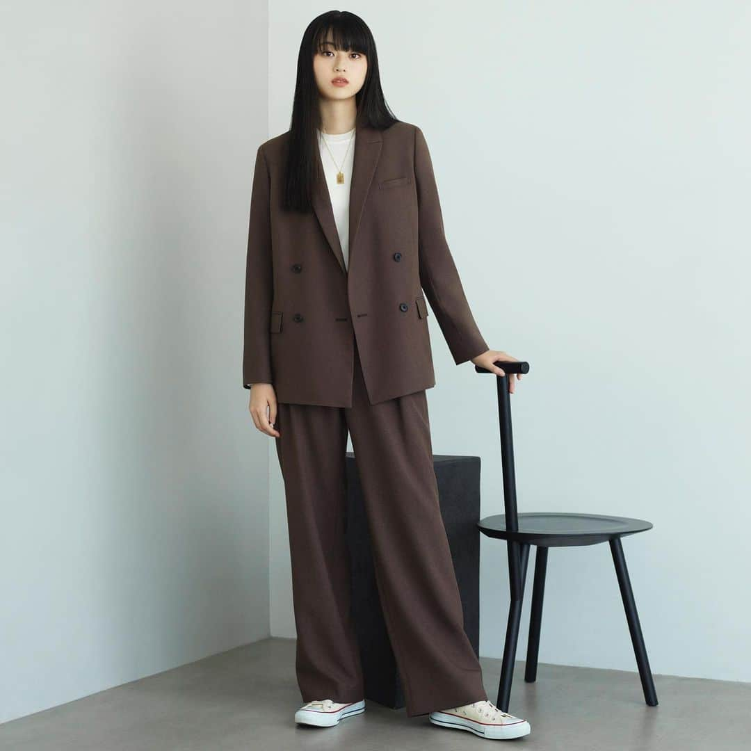 SUIT SELECT スーツセレクトのインスタグラム：「EFFORTLESS COORDINATE ダブルのジャケットはややボクシーなシルエットで、 パンツはワイドかつハイウエストで仕立てて、 リラックス感を演出。 パンツはイージー仕様のウエストに加え、 おなか周りがキレイに見えるインプリーツを採用。 ウォッシャブル素材を用いているので、 着心地もお手入れも、どちらもイージーです。 ・ JACKET ¥26,400 KNIT ¥5,390  PANTS ¥14,300 (すべて税込)　 ・ ・ ・ #suit #スーツ #suitselect #スーツセレクト #スーツのある日常 #スーツスタイル #菊池日菜子 ・ #ビジネス #レディース #レディースファッション #レディースコーデ #レディーススーツ #秋冬 #新作 #セットアップ #リニュール ・ #business #fashion #ootd #ladies #ladiesfashion #ladiescode #ladieswear #2023 #2023AW #autumn #winter #newnormal #newarrival #setup」