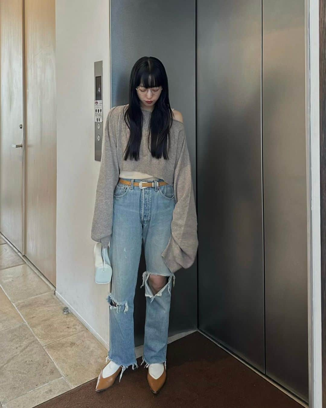 AICOのインスタグラム：「このデニムは15歳の時から履いている。Levi'sは年期が入れば入るほどカッコよくなる。最近またクラッシュデニムが気分になってきた。私の中で定期的にくるクラッシュデニムブームがあるので手放さずにいたらこんなに年月がたっていましたw CLANEでもクラッシュデニムを作ろうか考え中。 今日は朝からLOOK撮影。可愛い皆を📷。」