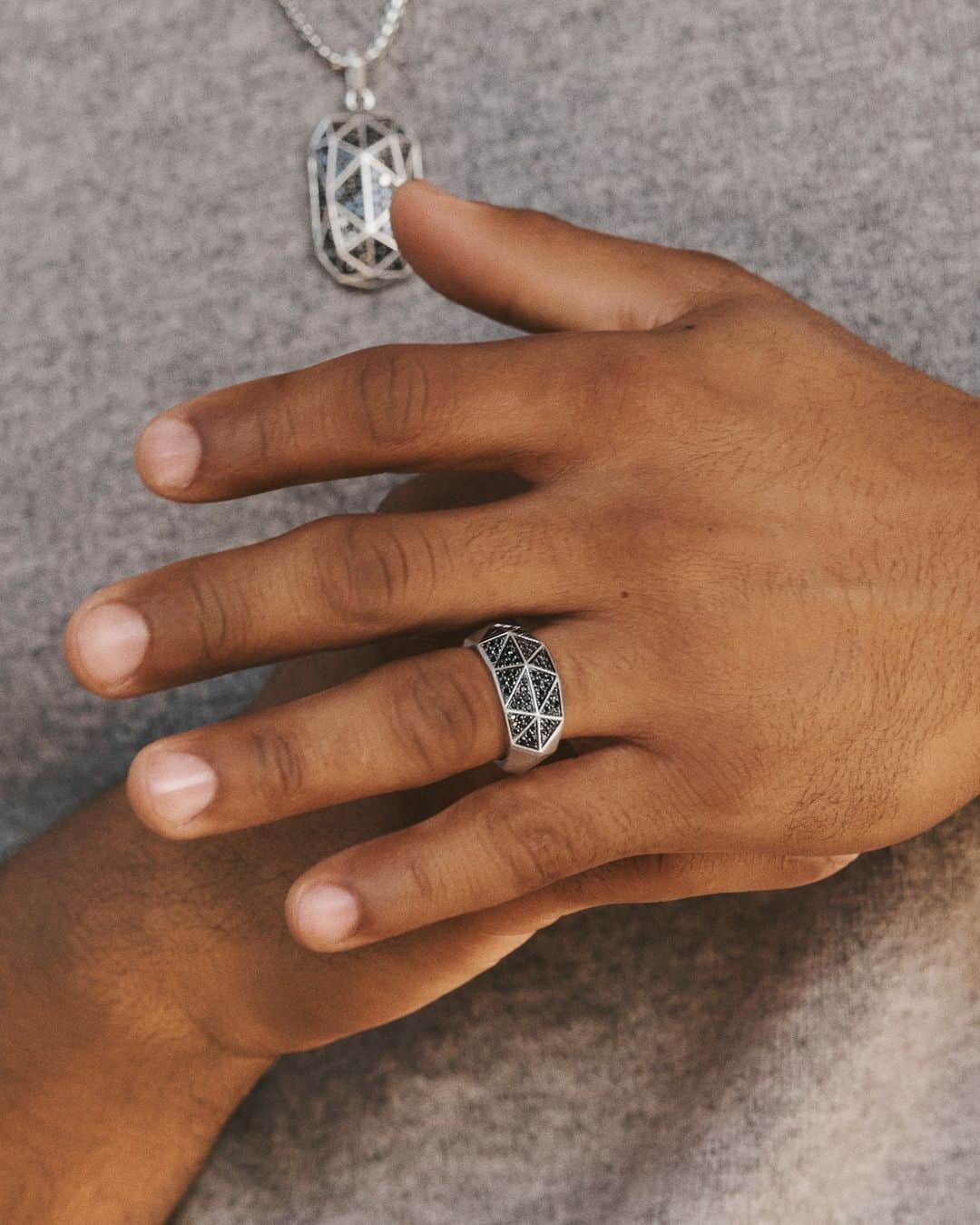 デイビット・ユーマンさんのインスタグラム写真 - (デイビット・ユーマンInstagram)「Ready for his close-up. NY @mets shortstop @lindor12bc wears his favorite David Yurman torqued Faceted designs.   #DavidYurman #DYFaceted」10月20日 7時00分 - davidyurmanmen