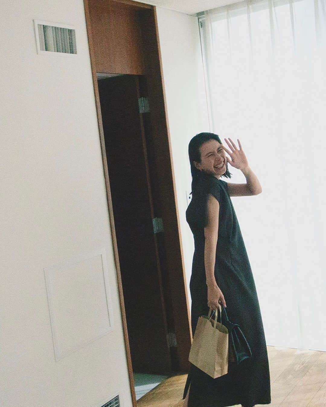 kazumiさんのインスタグラム写真 - (kazumiInstagram)「少し大人っぽい撮影だった日。 撮影終わりに枦木さん　@isao_hashinoki が撮ってくださった写真📷🩵 独特な緊張感があってすき。 この日は私服も少し大人な感じで現場へ。 撮影合間は爆笑🤣  #kazumi #outfit  #cordinate」10月19日 16時25分 - kazumi0728