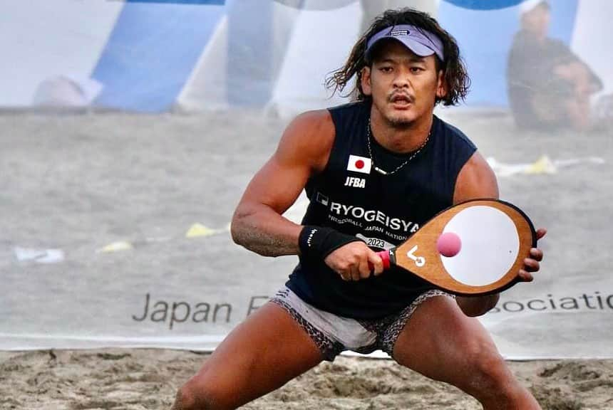 五十嵐恭雄さんのインスタグラム写真 - (五十嵐恭雄Instagram)「フレスコボールジャパンオープン🏓  男子 優勝🏆 男女MIX4位 で今シーズンの大会を終えました！  男子はブラジルを意識して戦った1年で、代表になってブラジルで結果を残すこと、それが1番だったので日本ルールを考えて練習せず、大会前以外はより強く打つアタックを練習してました🏓それが成長に繋がった気がします。ランキング1位で日本代表！念願の男子カテゴリーでブラジルに挑戦です！🇧🇷表彰台絶対登りたい！！  男女MIXは4位で悔しい結果に終わりましたが、年間は3位になり、日本代表はとれました。🇯🇵まだまだやれる感じで歯痒いまま終わってしまい、この気持ちをブラジルで爆発させたいー！！✊  #あいの里 メンバーのユキエモン、トッちゃんも応援に来てくれて、その後体験してもらいましたー！🏓  11/15から 自費での渡航になりまして、 ユニフォームにスポンサー様の名前を入れ、一緒に戦ってこれたらと思っています。  応援してくださる方、ご連絡いただけたら嬉しいです！🙏  #Frescoball #Frescobol #BRAZIL #日本代表 #スポーツ #アスリート #athlete #マッスル #muscle #sports #ビーチスポーツ #japan #日本  #羽子板 #筋肉 #パワーアクティ部」10月19日 16時36分 - yasuo_ikarashi_