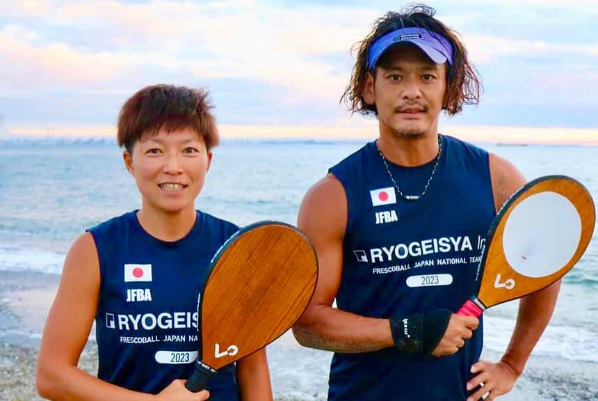 五十嵐恭雄さんのインスタグラム写真 - (五十嵐恭雄Instagram)「フレスコボールジャパンオープン🏓  男子 優勝🏆 男女MIX4位 で今シーズンの大会を終えました！  男子はブラジルを意識して戦った1年で、代表になってブラジルで結果を残すこと、それが1番だったので日本ルールを考えて練習せず、大会前以外はより強く打つアタックを練習してました🏓それが成長に繋がった気がします。ランキング1位で日本代表！念願の男子カテゴリーでブラジルに挑戦です！🇧🇷表彰台絶対登りたい！！  男女MIXは4位で悔しい結果に終わりましたが、年間は3位になり、日本代表はとれました。🇯🇵まだまだやれる感じで歯痒いまま終わってしまい、この気持ちをブラジルで爆発させたいー！！✊  #あいの里 メンバーのユキエモン、トッちゃんも応援に来てくれて、その後体験してもらいましたー！🏓  11/15から 自費での渡航になりまして、 ユニフォームにスポンサー様の名前を入れ、一緒に戦ってこれたらと思っています。  応援してくださる方、ご連絡いただけたら嬉しいです！🙏  #Frescoball #Frescobol #BRAZIL #日本代表 #スポーツ #アスリート #athlete #マッスル #muscle #sports #ビーチスポーツ #japan #日本  #羽子板 #筋肉 #パワーアクティ部」10月19日 16時36分 - yasuo_ikarashi_