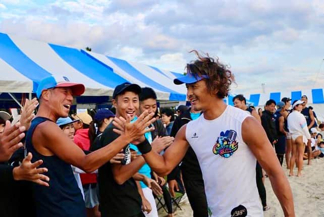 五十嵐恭雄さんのインスタグラム写真 - (五十嵐恭雄Instagram)「フレスコボールジャパンオープン🏓  男子 優勝🏆 男女MIX4位 で今シーズンの大会を終えました！  男子はブラジルを意識して戦った1年で、代表になってブラジルで結果を残すこと、それが1番だったので日本ルールを考えて練習せず、大会前以外はより強く打つアタックを練習してました🏓それが成長に繋がった気がします。ランキング1位で日本代表！念願の男子カテゴリーでブラジルに挑戦です！🇧🇷表彰台絶対登りたい！！  男女MIXは4位で悔しい結果に終わりましたが、年間は3位になり、日本代表はとれました。🇯🇵まだまだやれる感じで歯痒いまま終わってしまい、この気持ちをブラジルで爆発させたいー！！✊  #あいの里 メンバーのユキエモン、トッちゃんも応援に来てくれて、その後体験してもらいましたー！🏓  11/15から 自費での渡航になりまして、 ユニフォームにスポンサー様の名前を入れ、一緒に戦ってこれたらと思っています。  応援してくださる方、ご連絡いただけたら嬉しいです！🙏  #Frescoball #Frescobol #BRAZIL #日本代表 #スポーツ #アスリート #athlete #マッスル #muscle #sports #ビーチスポーツ #japan #日本  #羽子板 #筋肉 #パワーアクティ部」10月19日 16時36分 - yasuo_ikarashi_