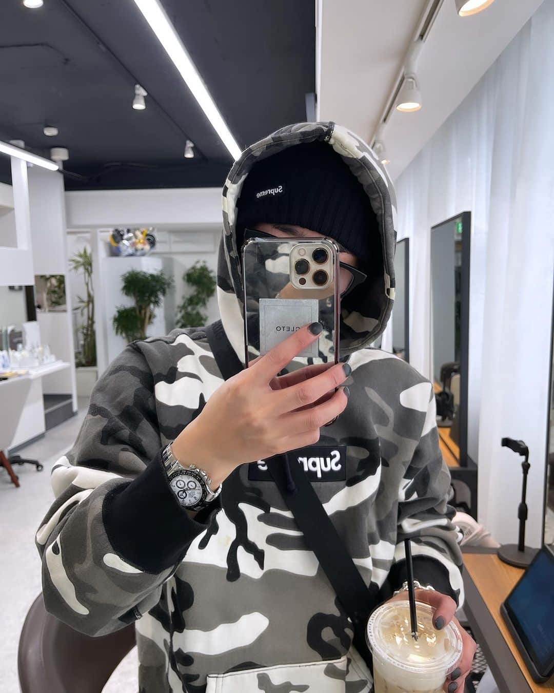 加代憲康のインスタグラム：「supreme box camo🐼 古くなってきたボックスロゴのフーディーはヴィンテージ感出てきて一周まわってめっちゃ良きです！ オーバー感のフーディーよりもジャストサイズくらいが最近なんかグッとくる。  Dior✖️JORDAN1✖︎travis low custom これも本当好きです！！  毎日毎日ファミマのカフェラテを1日かけて飲んで、夜はホットのカフェラテ。 でも1番好きなのはLAWSONのマチカフェのカフェラテが好き。  皆さんはどこのカフェラテが好きですか？ちなみにスタバのカフェラテはなぜかずっと苦手なんです笑  誕生日🎂で皆さんからスタバカードめっちゃもらったのでスタバのおすすめあったら教えてください🙌」