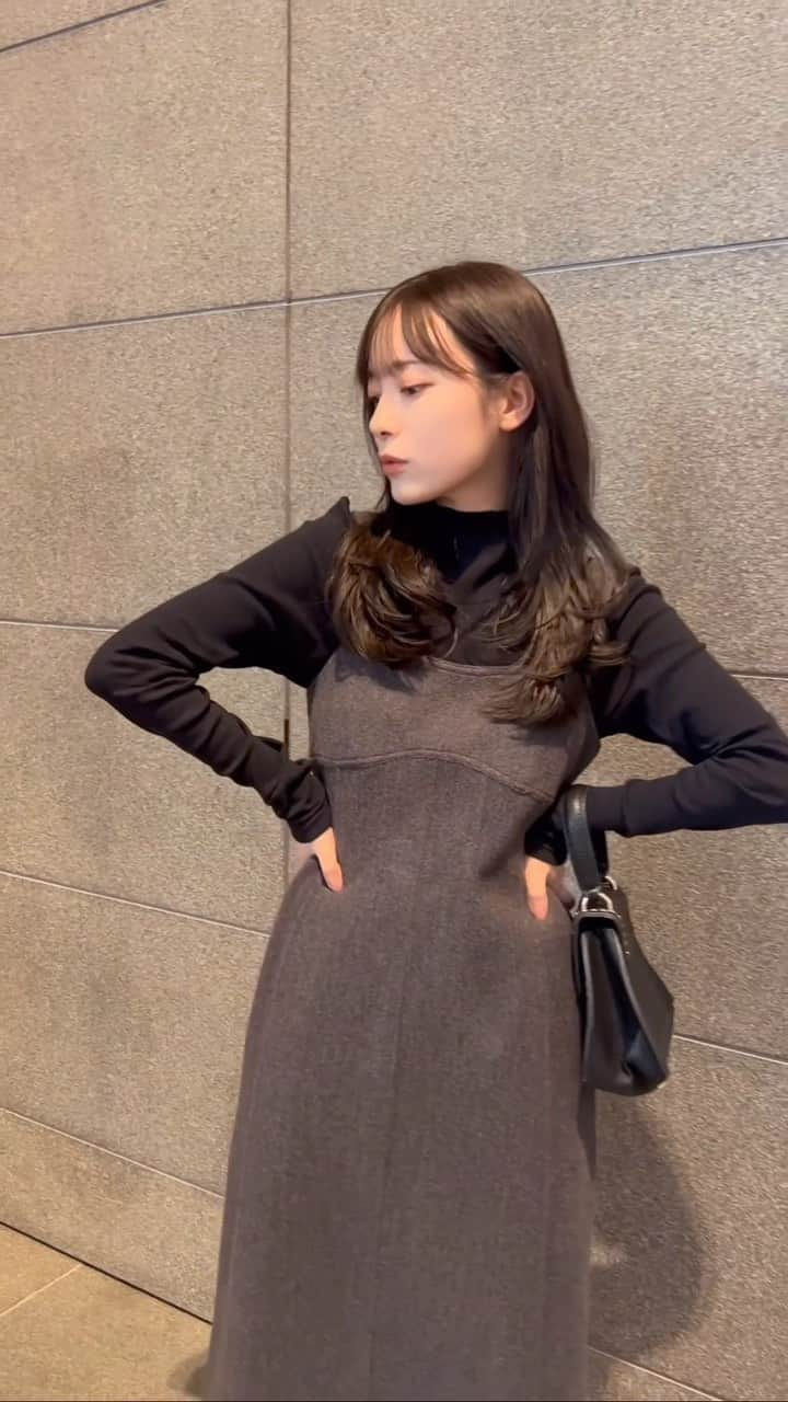 福井姫奈のインスタグラム：「今週発売されたカットキャミワンピース🖤  ボディラインがとっても綺麗に見えて、、推しです ふっくらとした素材なので、これからの季節も暖かく着用できます✨  今回はワンピースをメインにタートルネックと合わせてみました🫧  #nwith#nwithstyling#秋冬コーデ#ワンピース#code#骨格ウェーブ#骨格ナチュラル#ブルベ#美容」