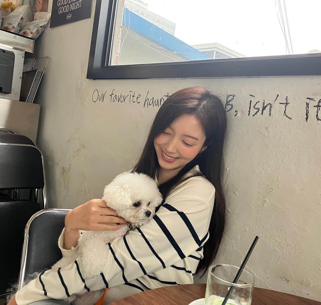 チェ・ソジンのインスタグラム：「비오는 날씨 좋지 율무야☔️」