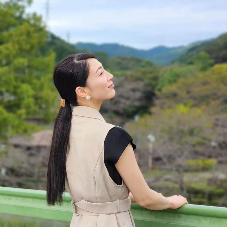 吉松育美のインスタグラム：「Autumn fragrance 🍂 🥰💕  秋の香り～…💕  みんなもう衣替えした？私は先週急いでやりましたぁー😅寒いよね～…でもたまにTシャツ着れるし…こまったもんだ。  #秋 #autumn #落ち葉 #散歩 #秋コーデ #モデル #ファッション #自然 #japan #fashion #ootd #秋服 #風景 #portrate」