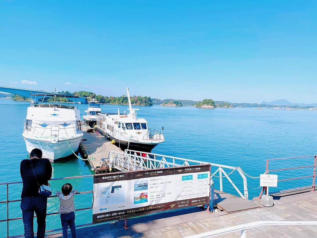 岩崎弘志さんのインスタグラム写真 - (岩崎弘志Instagram)「. 家族旅行2日目は初めての天草へ🚙🏝️ 熊本市のど真ん中から1時間くらいで到着🎶  秋の気候と海の絶景が最高の旅でしたー😆☀️  リゾラテラス天草のプレートカフェリゾラは、 パエリアやピザが絶品😋‼︎ テラス席が秋風を感じられて癒されます☺️ 子供用のプレートも本格派のハンバーグが味わえて ウチの王子様も大満足でした🤴🍽️  海中水族館は餌やり体験が出来て、海の生き物との 距離がすごく近い🐬‼︎  ウミガメや鯛の餌やりは初体験でしたが、どちらも 3歳児がはしゃぎまくって楽しんでました🐢🐟✨  近くには子供が楽しめる公園や遊具もしっかり完備 なので、子連れで家族皆んなが楽しめます🛝  皆様もぜひぜひ👏🏻  #家族でお出かけ #kumamotocafe #シードーナツ #水族館好き #熊本観光 #リゾラテラス #リゾラテラス天草 #天草観光 #上天草 #熊本グルメ #熊本ランチ #熊本グルメ部 #熊本旅行 #熊本カフェ #熊本グルメ部 #天草グルメ #天草カフェ #天草ランチ #天草大王 #天草写真部 #子連れ旅行 #子連れランチ #子連れスポット #家族でおでかけ #3歳男の子 #子育てパパ #子育てパパと繋がりたい #子育てパパ応援 #アナウンサー #岩﨑弘志」10月19日 16時39分 - iwasakikoji0326