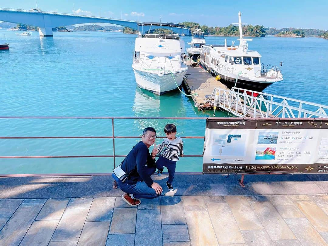 岩崎弘志さんのインスタグラム写真 - (岩崎弘志Instagram)「. 家族旅行2日目は初めての天草へ🚙🏝️ 熊本市のど真ん中から1時間くらいで到着🎶  秋の気候と海の絶景が最高の旅でしたー😆☀️  リゾラテラス天草のプレートカフェリゾラは、 パエリアやピザが絶品😋‼︎ テラス席が秋風を感じられて癒されます☺️ 子供用のプレートも本格派のハンバーグが味わえて ウチの王子様も大満足でした🤴🍽️  海中水族館は餌やり体験が出来て、海の生き物との 距離がすごく近い🐬‼︎  ウミガメや鯛の餌やりは初体験でしたが、どちらも 3歳児がはしゃぎまくって楽しんでました🐢🐟✨  近くには子供が楽しめる公園や遊具もしっかり完備 なので、子連れで家族皆んなが楽しめます🛝  皆様もぜひぜひ👏🏻  #家族でお出かけ #kumamotocafe #シードーナツ #水族館好き #熊本観光 #リゾラテラス #リゾラテラス天草 #天草観光 #上天草 #熊本グルメ #熊本ランチ #熊本グルメ部 #熊本旅行 #熊本カフェ #熊本グルメ部 #天草グルメ #天草カフェ #天草ランチ #天草大王 #天草写真部 #子連れ旅行 #子連れランチ #子連れスポット #家族でおでかけ #3歳男の子 #子育てパパ #子育てパパと繋がりたい #子育てパパ応援 #アナウンサー #岩﨑弘志」10月19日 16時39分 - iwasakikoji0326