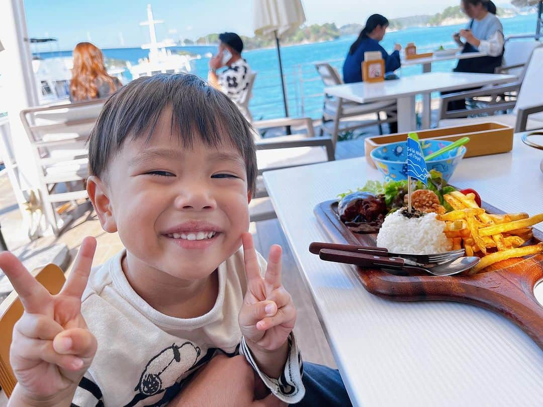 岩崎弘志さんのインスタグラム写真 - (岩崎弘志Instagram)「. 家族旅行2日目は初めての天草へ🚙🏝️ 熊本市のど真ん中から1時間くらいで到着🎶  秋の気候と海の絶景が最高の旅でしたー😆☀️  リゾラテラス天草のプレートカフェリゾラは、 パエリアやピザが絶品😋‼︎ テラス席が秋風を感じられて癒されます☺️ 子供用のプレートも本格派のハンバーグが味わえて ウチの王子様も大満足でした🤴🍽️  海中水族館は餌やり体験が出来て、海の生き物との 距離がすごく近い🐬‼︎  ウミガメや鯛の餌やりは初体験でしたが、どちらも 3歳児がはしゃぎまくって楽しんでました🐢🐟✨  近くには子供が楽しめる公園や遊具もしっかり完備 なので、子連れで家族皆んなが楽しめます🛝  皆様もぜひぜひ👏🏻  #家族でお出かけ #kumamotocafe #シードーナツ #水族館好き #熊本観光 #リゾラテラス #リゾラテラス天草 #天草観光 #上天草 #熊本グルメ #熊本ランチ #熊本グルメ部 #熊本旅行 #熊本カフェ #熊本グルメ部 #天草グルメ #天草カフェ #天草ランチ #天草大王 #天草写真部 #子連れ旅行 #子連れランチ #子連れスポット #家族でおでかけ #3歳男の子 #子育てパパ #子育てパパと繋がりたい #子育てパパ応援 #アナウンサー #岩﨑弘志」10月19日 16時39分 - iwasakikoji0326