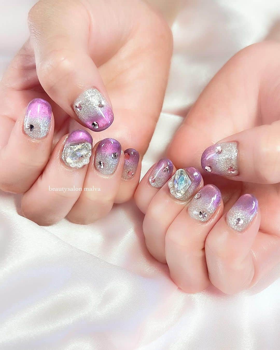 nailsalon malva（ネイルサロンマルヴァ）のインスタグラム：「【選べるマグネット×ビジュー】で予約可能✨ ⁡ パープルピンクのマグネット🩷 ショートネイルに合わせてストーンは小さめをセレクト⭐︎ ⁡ 散りばめたストーンもピンクにしたのでピンク好きにはたまらない仕上がりになってます🥰 ⁡ ↪︎ ネイルのケアと保証期間 ⁡ malvaのネイルはドライケア、カットスタイルも込みです。 保証期間は約4週間となります（※ご新規様は3週間となります）。 ⁡ ＿＿＿＿＿＿＿＿＿＿＿＿＿ ⁡ ⁡ 𝐛𝐞𝐚𝐮𝐭𝐲𝐬𝐚𝐥𝐨𝐧 𝐦𝐚𝐥𝐯𝐚⠀ 📍明治神宮前駅｜原宿駅　徒歩𝟑分 ⠀ 💬ご予約やお問い合わせ 𝐋𝐈𝐍𝐄から承っております @ 𝐦𝐚𝐥𝐯𝐚 ⁡ お気軽にご連絡ください♡ ⁡ ⁡ ＿＿＿＿＿＿＿＿＿＿＿＿＿＿ ⁡ ▸ジェルネイル｜スカルプ｜ネイルケア ▸まつげカール｜まつげエクステ｜ワンホンエクステ ▸ハーブよもぎ蒸し ▸ワックス脱毛 ⁡ \ アシスタント募集中💁‍♀️ / ⁡ ▸リモート可オンラインの画像動画制作アシスタント ▸サロンワーク全般アシスタント ⁡ ⁡ #秋ネイル2023 #マグネットネイル #マグネットグラデーション  #ビジューネイル #malva #malvaネイル  #ショートネイル #秋ネイル  #キラキラネイル #原宿ネイル #うるうるネイル  #表参道ネイル #東京ネイルサロン　#明治神宮前ネイル #新宿ネイル #千駄ヶ谷ネイル  #harajukunails #tokyonails #tokyonailsalon ⁡」