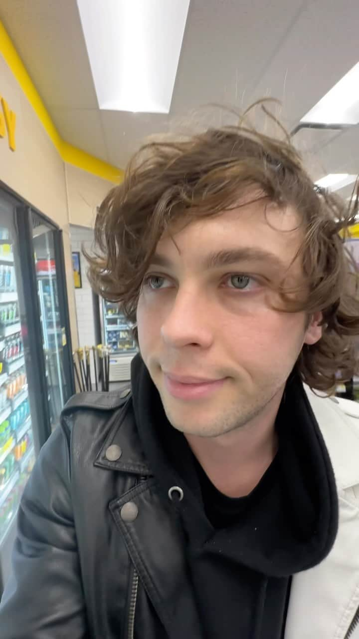 キートン・ストロンバーグのインスタグラム：「Walking around the gas station for fun at 4am is one of my favorite activities 🥰 ••• •• • #Tour #GasStation #BandLife #Love #SoFun #Band」