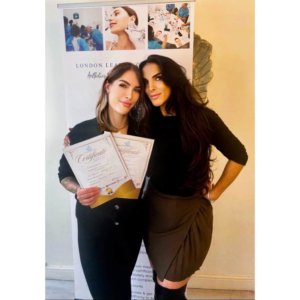トレーシー・キスさんのインスタグラム写真 - (トレーシー・キスInstagram)「I'm so happy to have completed two aesthetics courses with world renowned @londonlearninga to now be qualified in Fat Dissolving Injections and HIFU High Intensity Focused Ultrasound skin and vaginal tightening.   As a mother of two and bodybuilding professional, I understand how frustrating it can be to have a pocket of fat that no amount of clean diet or exercise can ever touch, and love how this procedure can take place in a single lunch break to provide permanent fatloss by reducing and removing fat cells from any area of the body.  Let's also talk about what happens after weight loss, pregnancy and with age when collagen production naturally slows and skin becomes loose and wrinkled. This non-invasive procedure not only tightens skin but also improves skin tone and brightness, shrinks pores and irons out fine lines and wrinkles to pause, and turn back, years on the clock.   Vaginal HIFU has so many benefits that affect so many women worldwide who suffer in silence and I hope to challenge the taboo. This procedure increases moisture and sensitivity during intimacy, improves tightness and firmness and reduces stress incontinence and bacterial infections.   Let us all feel confident and comfortable in our own skin and never feel embarrassed or ashamed to seek support for symptoms that we face around age, lifestyle and parenthood. A quick and convenient procedure can absolutely change your life 🙏🏼  If you're looking to start your aesthetics journey I highly recommend @londonbodycentre @londonlearninga 🌟   #hifu #fatloss #weightloss #bodyfat #bv #incontinence #motherhood #pregnancy #wrinkles #finelines #ageing #antiageing」10月19日 16時47分 - tracykissdotcom