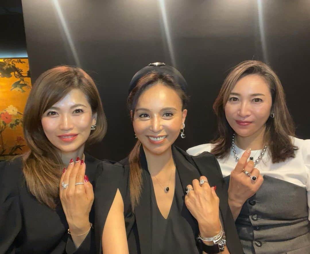 麻美さんのインスタグラム写真 - (麻美Instagram)「まきちゃん えみちゃん jewelryの納品ですし会🍣 ． 💎diamondで盛り上がって✨ jewelryの話は尽きない😍😍😍 ． 本当に楽しくて🩷楽しくて🩷 定例会だね‼️ ． いつもありがとう😊🩷 ． #納品 #天赦日 #大安 #すし会 @sushisen_toritsudai」10月19日 16時49分 - mami0s