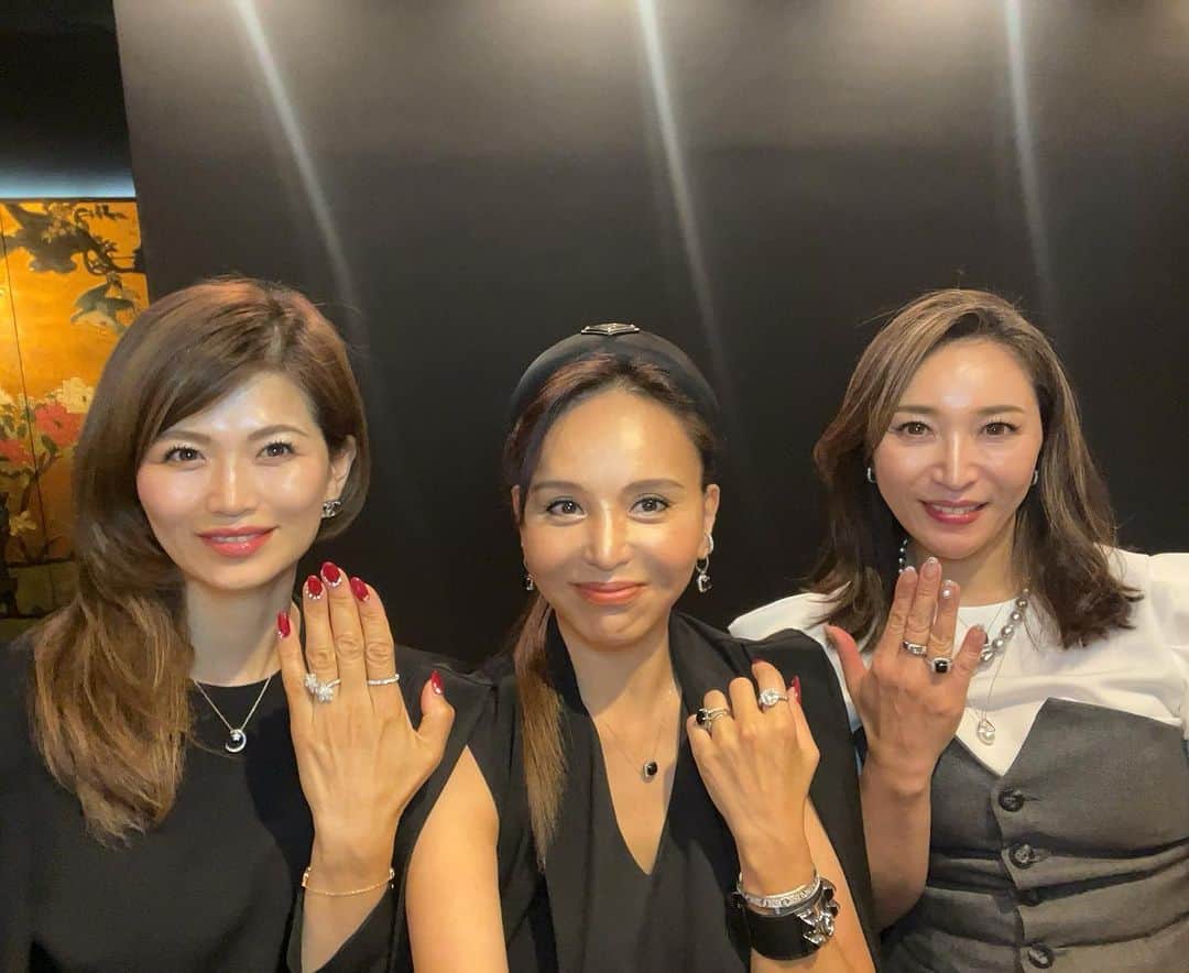 麻美さんのインスタグラム写真 - (麻美Instagram)「まきちゃん えみちゃん jewelryの納品ですし会🍣 ． 💎diamondで盛り上がって✨ jewelryの話は尽きない😍😍😍 ． 本当に楽しくて🩷楽しくて🩷 定例会だね‼️ ． いつもありがとう😊🩷 ． #納品 #天赦日 #大安 #すし会 @sushisen_toritsudai」10月19日 16時49分 - mami0s