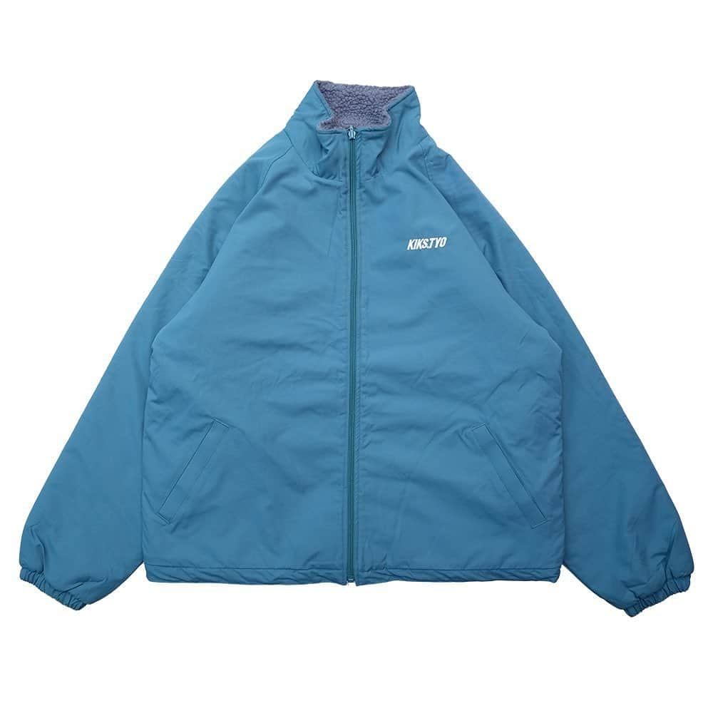 KIKSTYOのインスタグラム：「. REVERSIBLE NYLON JACKET. リバーシブル仕様のナイロンジャケット。リラックスシルエットでラグランスリーブなので体型を選びません。  表面はマットなナイロン生地、フロントにMINI LOGO刺繍。裏面はボアフリースを使用。  １枚で２度楽しめるこれからの季節に使えるアウターです。  注）お電話でのご注文、お問い合わせはKIKSTYO HEAD SHOP03-5766-6482までお願い致します。  実店舗と在庫を共有しております。多少のお時間差にて欠品になることもございます。予めご了承頂ますようお願い致します。  画像はサンプルです。実際とは若干異なる場合がございます。 #kikstyo #reversible #nylonjacket #newarrivals」