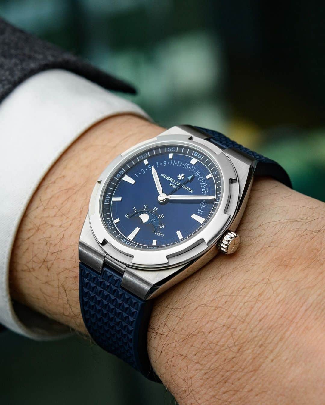 ヴァシュロン コンスタンタンのインスタグラム：「Aesthetic balance and horological details 🌌  Several months of aesthetic research were required to combine a precision moon phase and a retrograde date in a sporty-elegant case, while ensuring extreme legibility and perfect balance.  Within the collection, the Overseas retrograde moon phase date thus offers a rare combination in which technology is placed in the service of style and vice versa, serving as a reminder that the Maison’s signature retrograde displays can be reinvented.  📸 by @watchonista   #VacheronConstantin #OneOfNotMany #vacheron #thehourlounge #watches #watch #watchesofinstagram #vcoverseas」