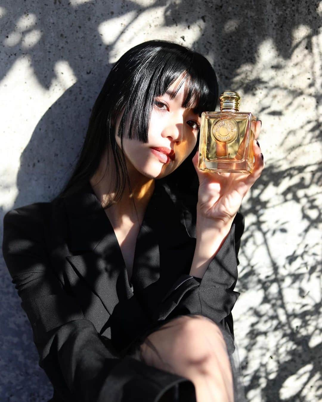 Hinaさんのインスタグラム写真 - (HinaInstagram)「ㅤㅤㅤㅤㅤㅤㅤㅤㅤㅤㅤㅤㅤ  2023年9月に発売した新しいフレグランス  "BURBERRY GODDESS EAU DE PARFUM"  ラベンダーと3種類のバニラが強さの中に優しさを感じられる繊細な香りを表現していて、 自信とパワーをくれるお守りのようなフレグランス。 私はライブの前や撮影の前必ずフレグランスを使って気持ちを整えるので、GODDESSは強さと自信をくれる大切なアイテムです 🌙   ゴールドが基調になり洗練されたゴージャスなボトルも、飾っているだけで凛とした存在感がありとってもお気に入りです。  大切な人へのプレゼントにも贈りたいな  皆さんも是非チェックしてみてください！  @burberrybeauty  @latelierdesparfums_jp   #PR #burberrybeauty  #burberrygoddess  #バーバリーゴッデス #ラトリエデパルファム」10月19日 21時00分 - hina_faky