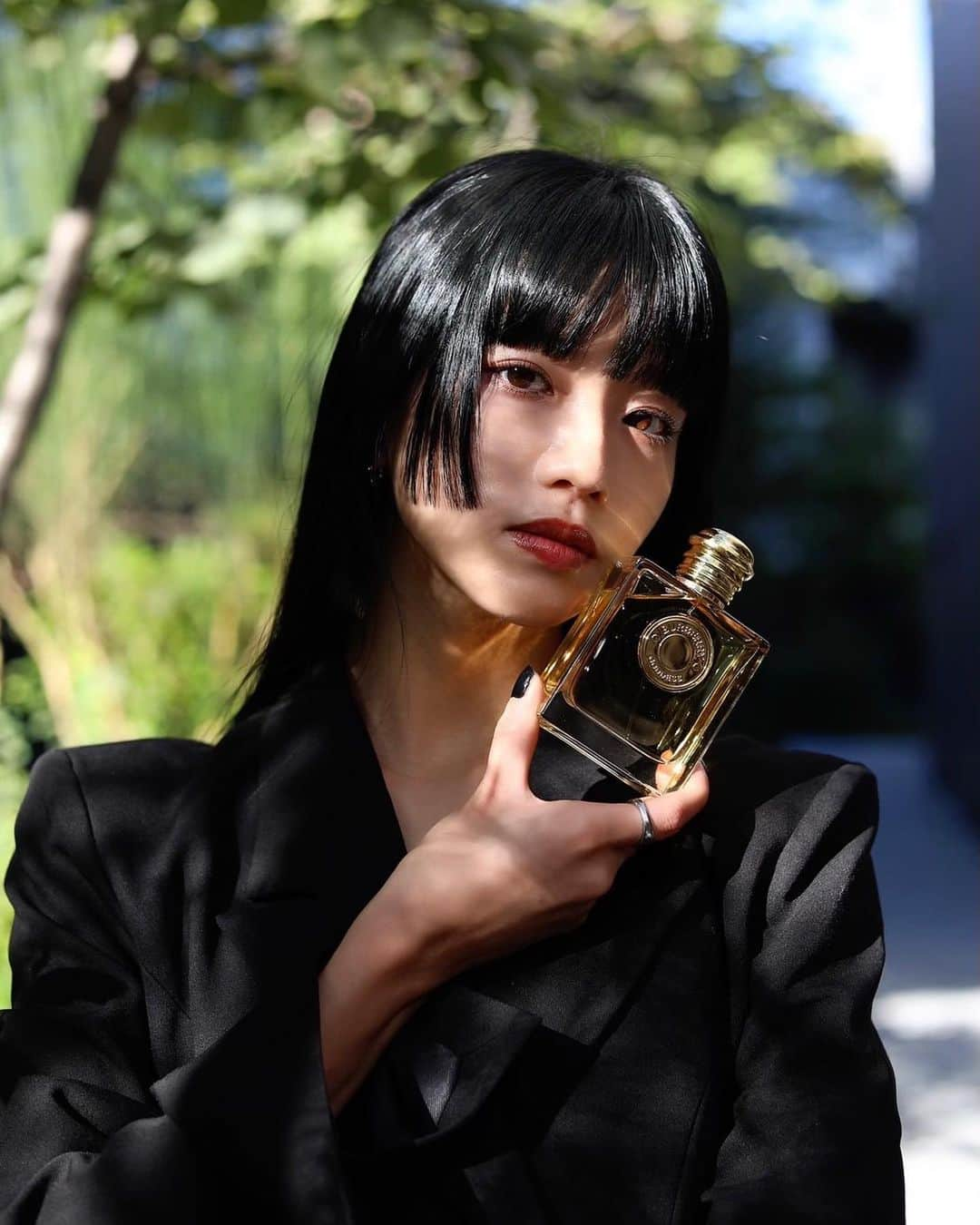 Hinaさんのインスタグラム写真 - (HinaInstagram)「ㅤㅤㅤㅤㅤㅤㅤㅤㅤㅤㅤㅤㅤ  2023年9月に発売した新しいフレグランス  "BURBERRY GODDESS EAU DE PARFUM"  ラベンダーと3種類のバニラが強さの中に優しさを感じられる繊細な香りを表現していて、 自信とパワーをくれるお守りのようなフレグランス。 私はライブの前や撮影の前必ずフレグランスを使って気持ちを整えるので、GODDESSは強さと自信をくれる大切なアイテムです 🌙   ゴールドが基調になり洗練されたゴージャスなボトルも、飾っているだけで凛とした存在感がありとってもお気に入りです。  大切な人へのプレゼントにも贈りたいな  皆さんも是非チェックしてみてください！  @burberrybeauty  @latelierdesparfums_jp   #PR #burberrybeauty  #burberrygoddess  #バーバリーゴッデス #ラトリエデパルファム」10月19日 21時00分 - hina_faky